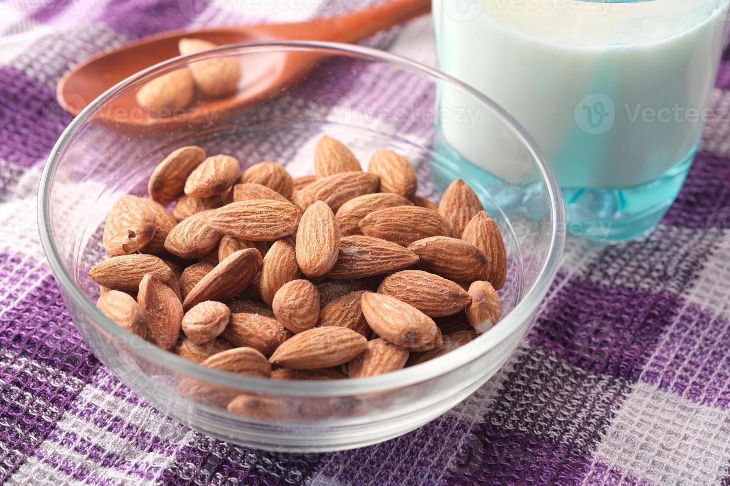 amandes avec un verre de lait photo