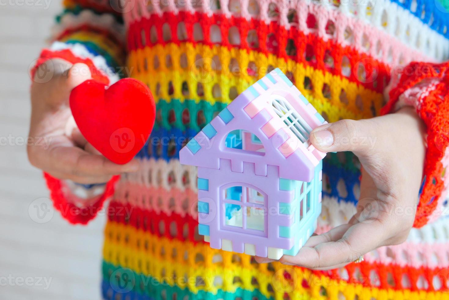 maison de jouet et jouet coeur rouge photo