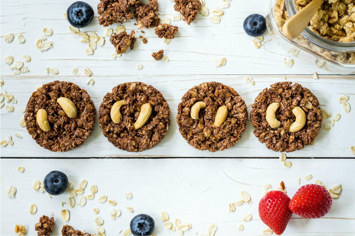 fait maison granola Chocolat bar et Frais baies sur bois table avec espace. photo