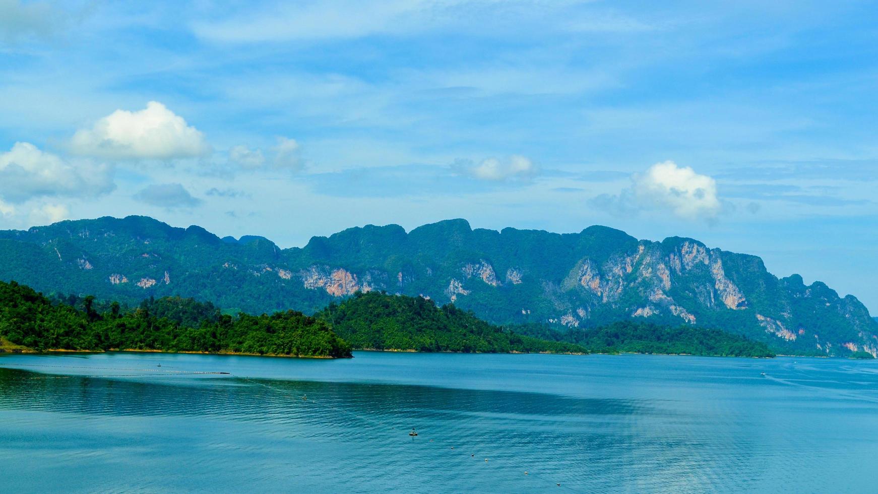 eau bleue sereine et montagnes photo