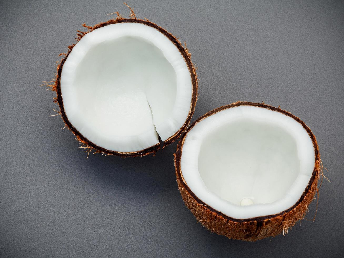 noix de coco coupée en deux photo