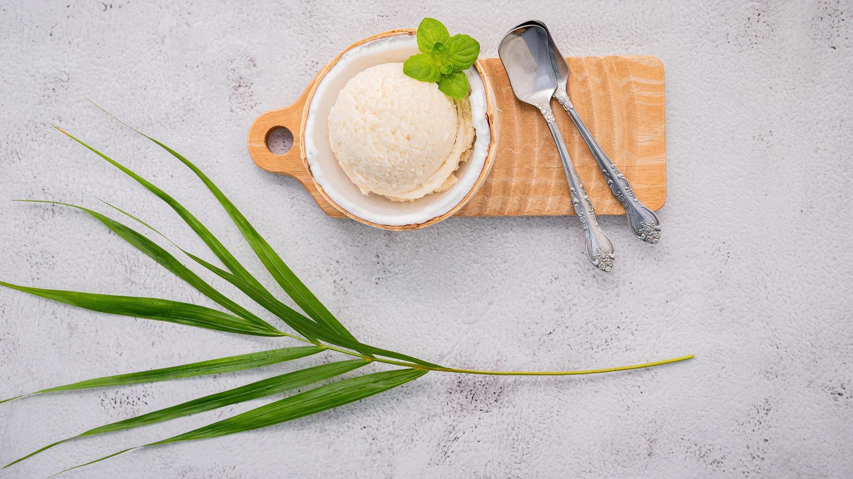 glace à la noix de coco et feuille de palmier photo