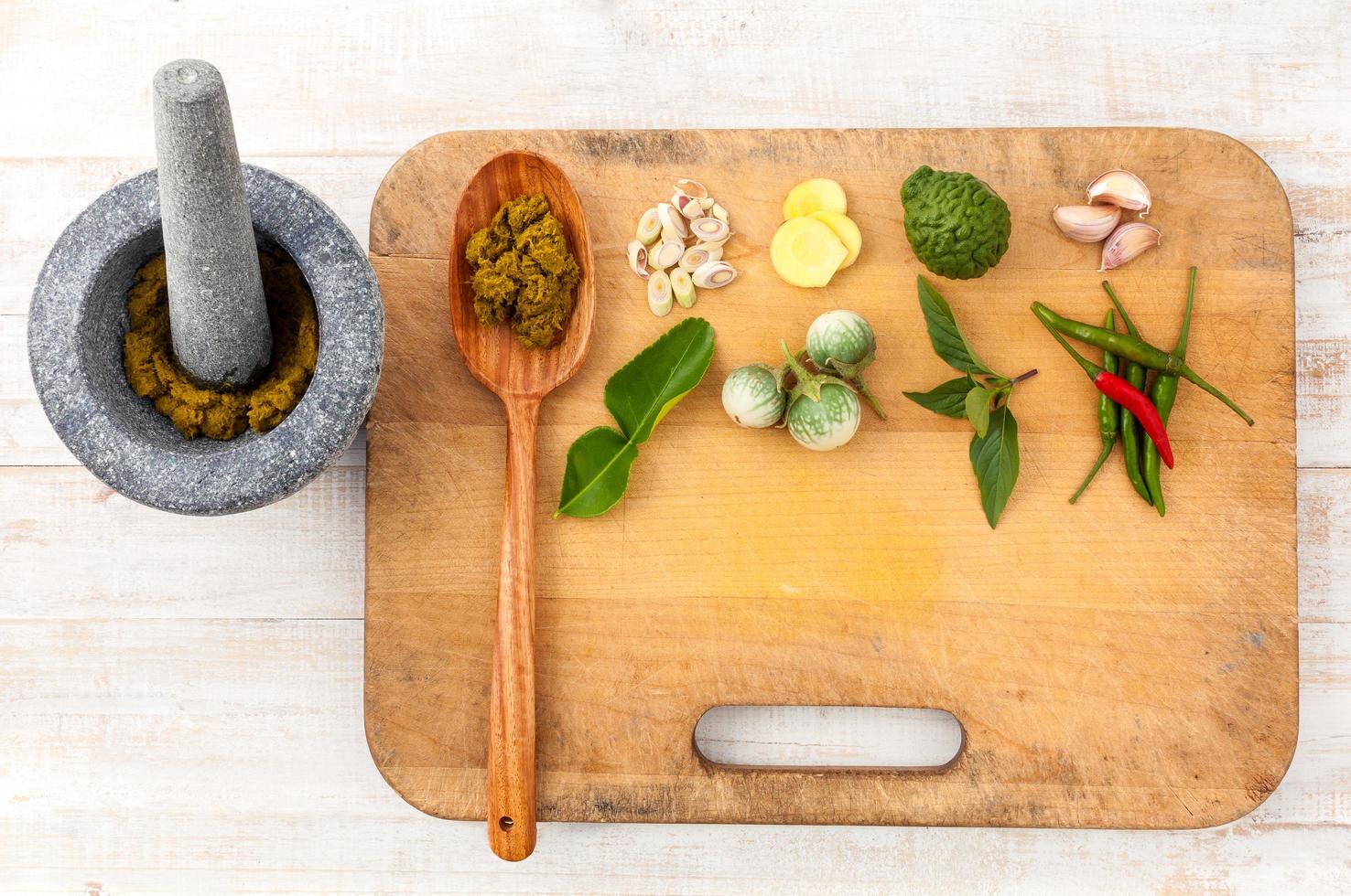 herbes et épices sur une planche à découper photo