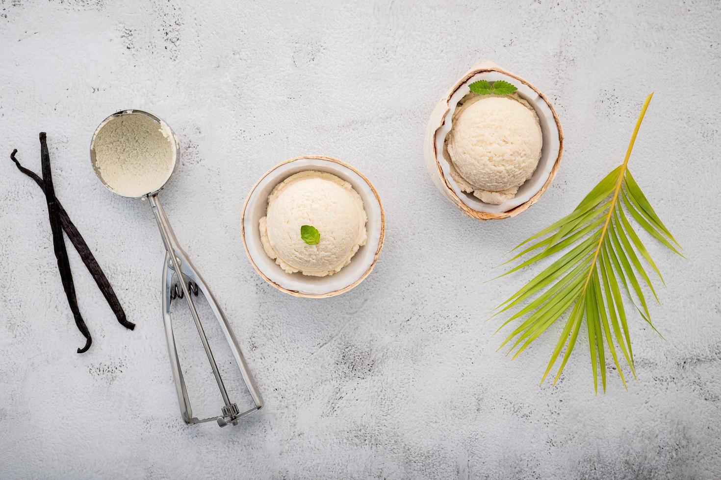 Glace à la vanille sur vue de dessus en béton photo