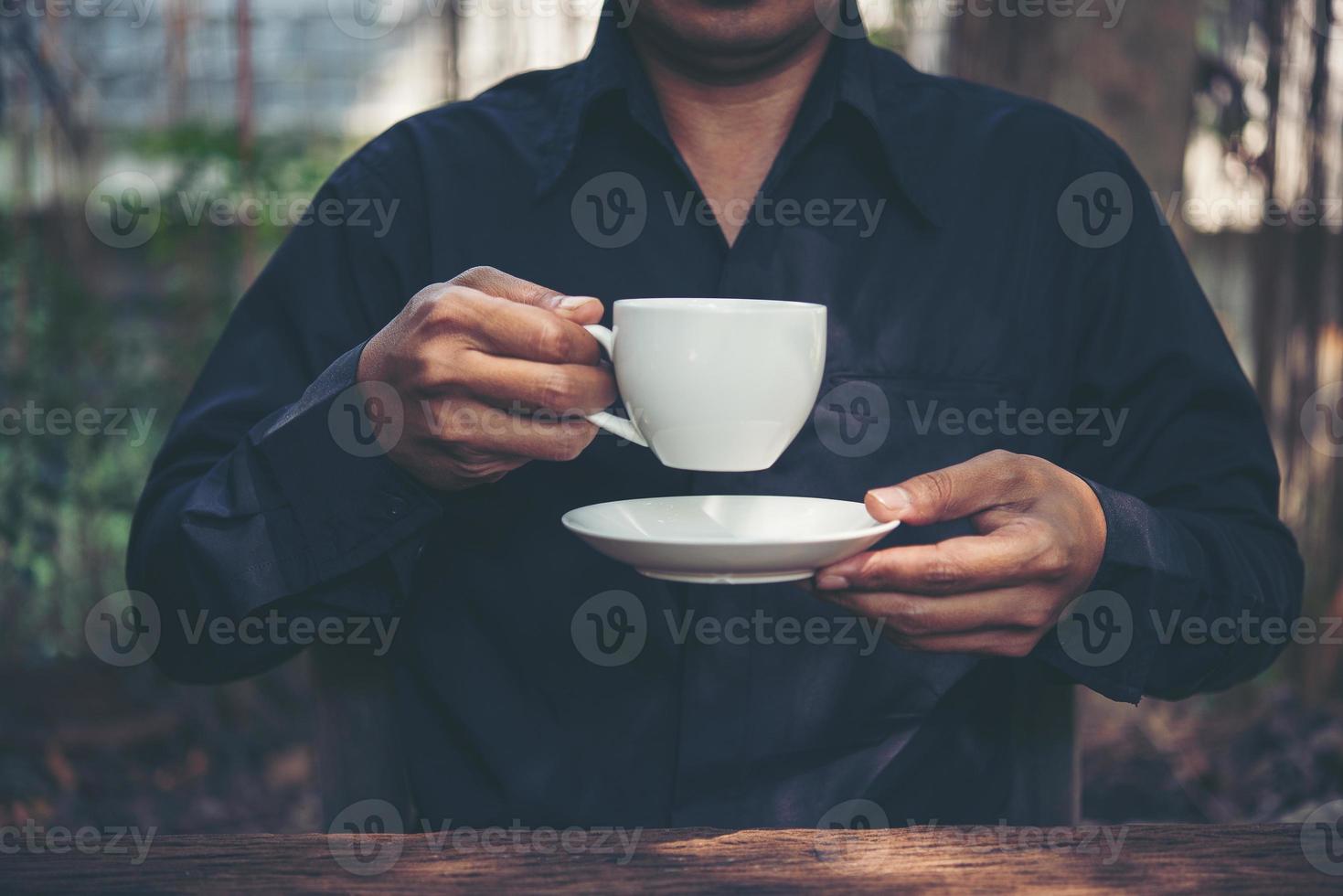 homme affaires, boire, a, café, dehors photo