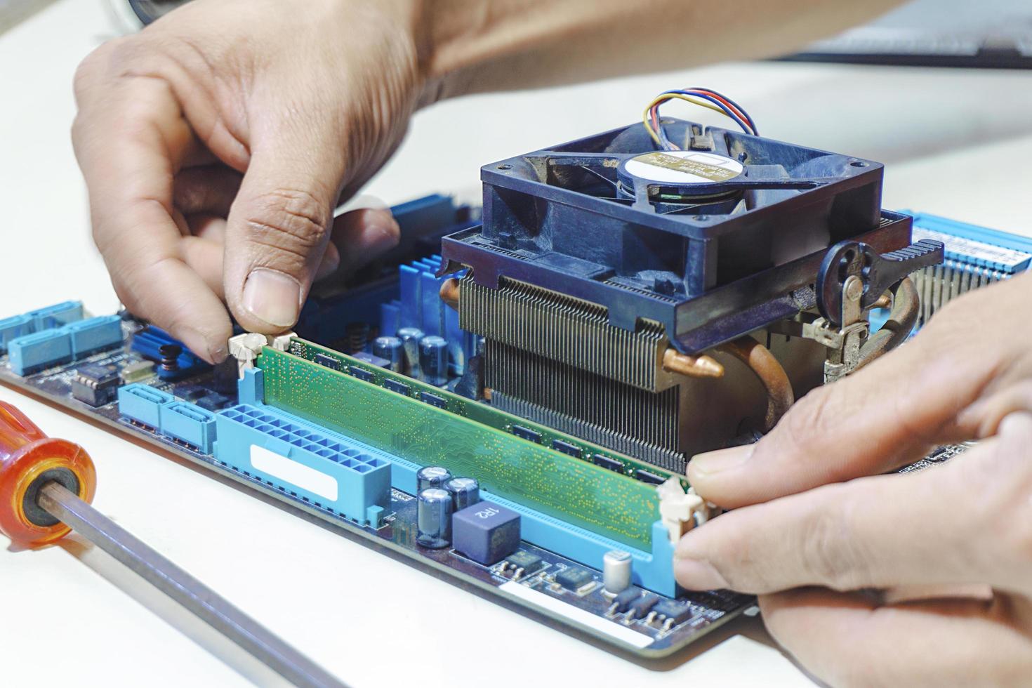 Main d'un technicien réparer et mettre à niveau l'ordinateur de la mémoire pour réparer photo