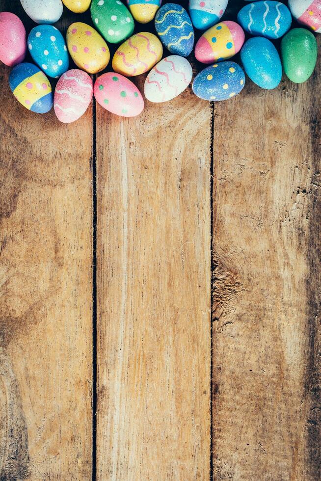 coloré pastel Pâques des œufs sur en bois Contexte avec espace. ancien tonique. photo