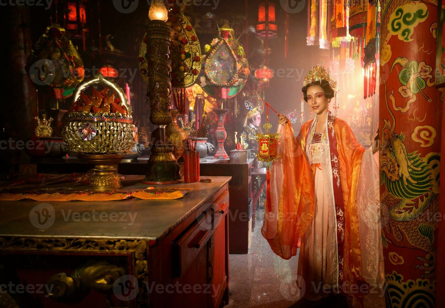 portrait de une chinois femme avec une main lanterne dans sacré sanctuaires ou temples, et dans chinois où main lampe signifier bien la chance et bonheur photo