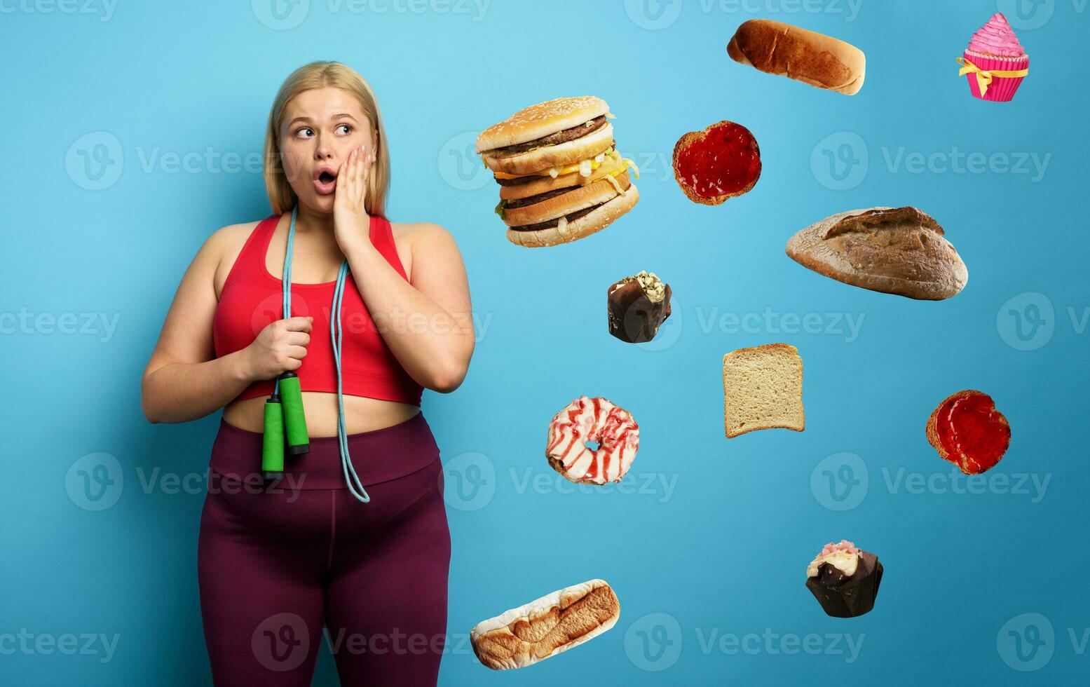 graisse fille Est-ce que Gym mais elle pense toujours à aliments. cyan Contexte photo