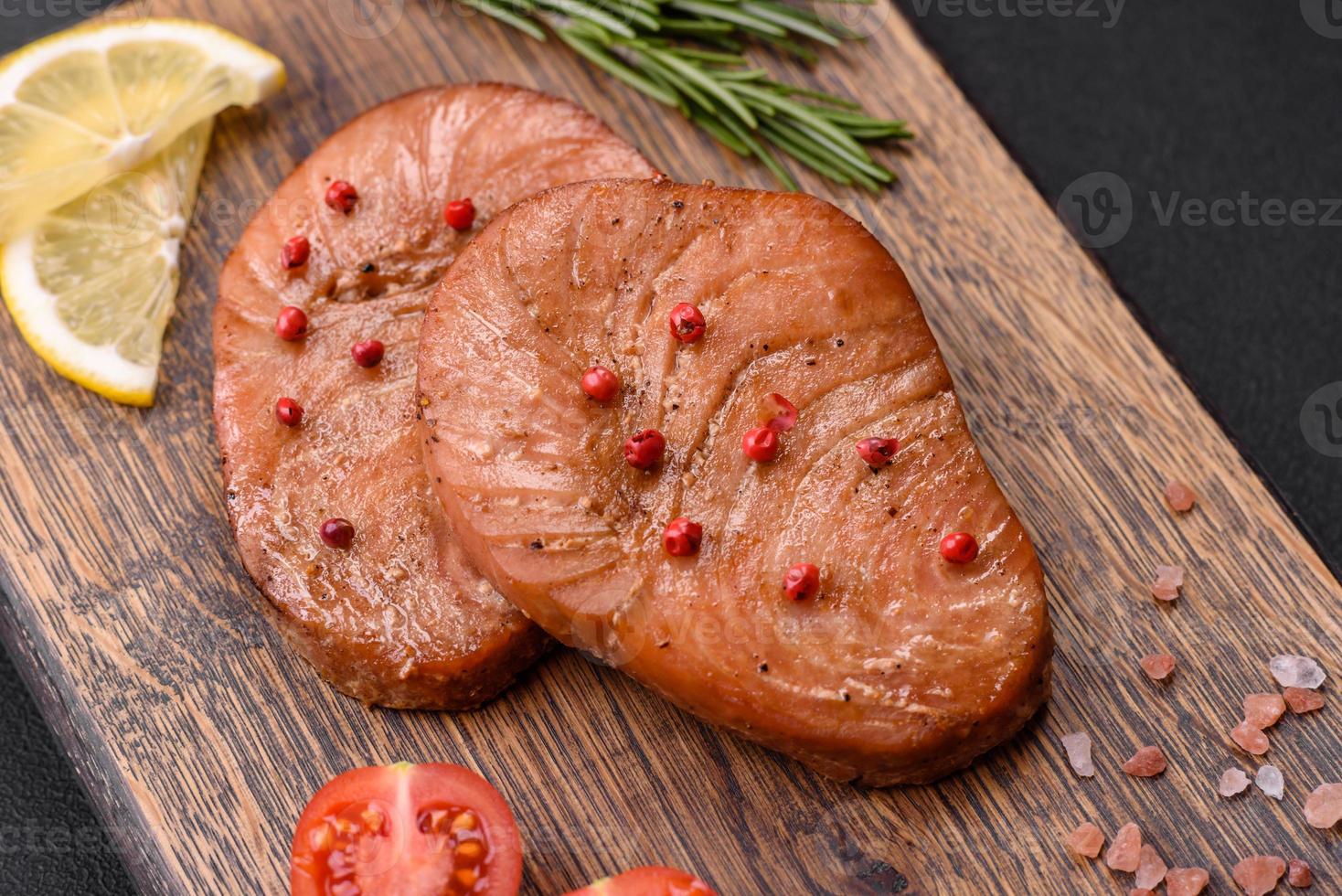 deux cuit tranches de thon filet avec épices et herbes photo