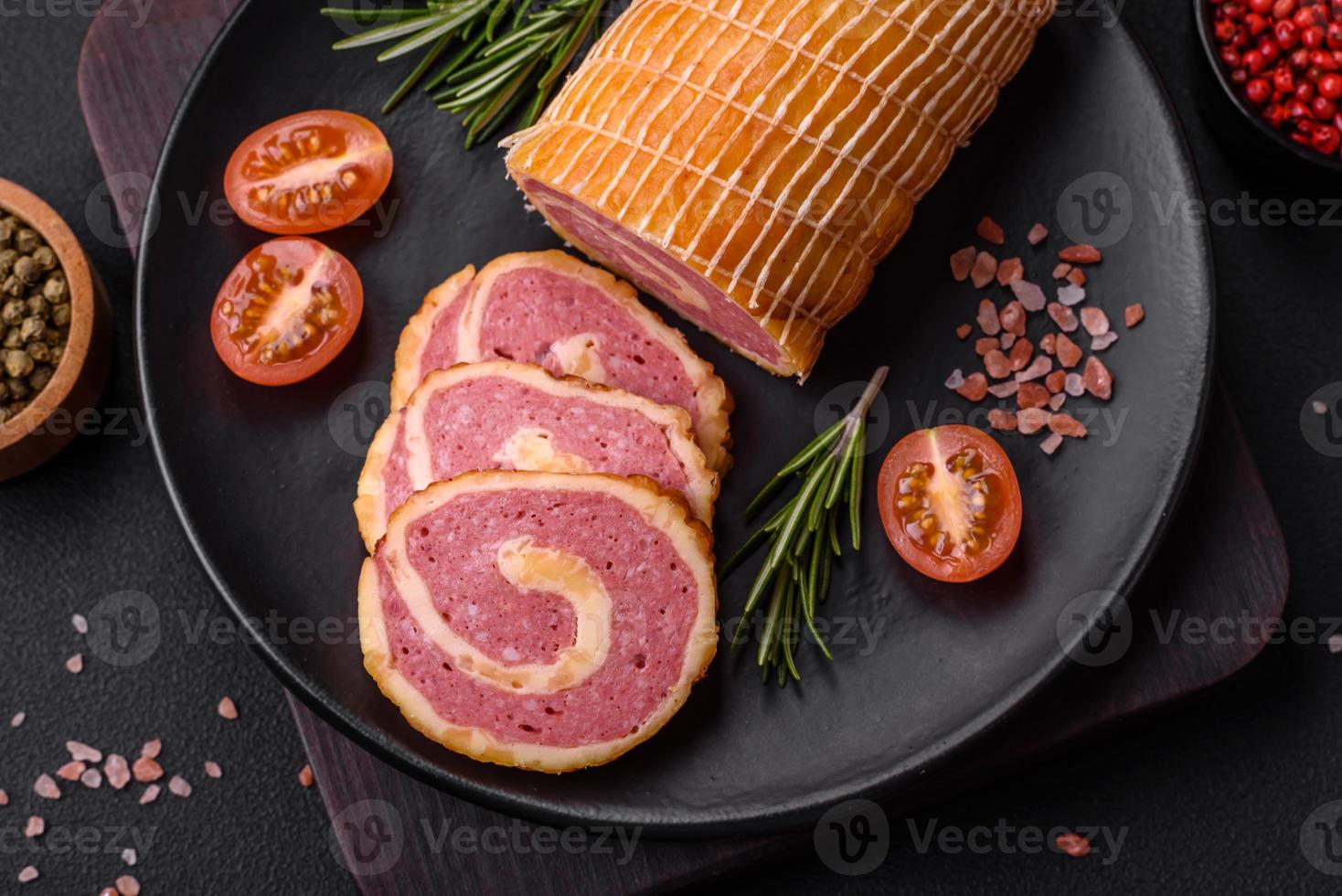 délicieux rouleau avec Viande, fromage, champignons, épices et herbes photo