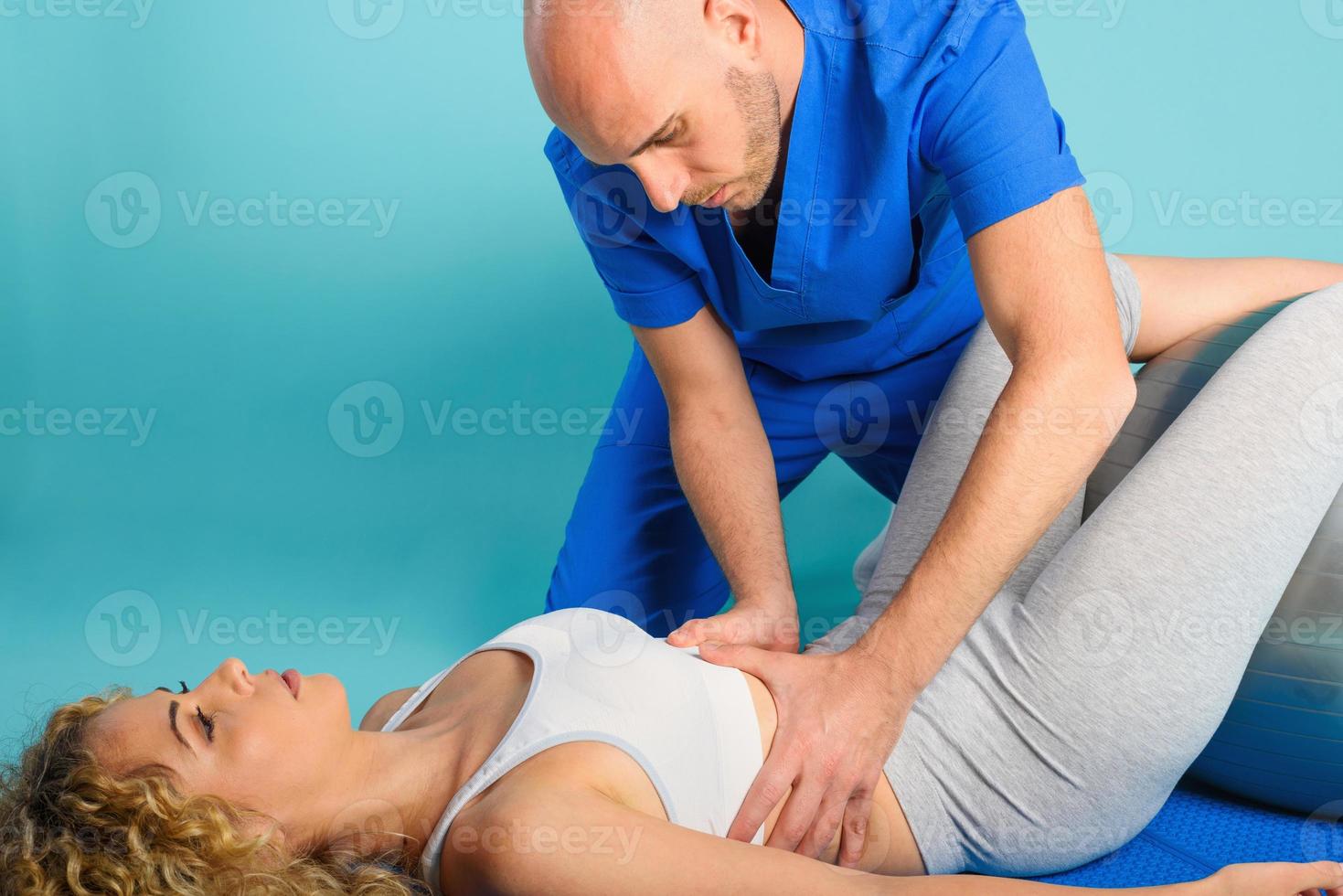 fille effectue des exercices avec une physiothérapeute. cyan Contexte photo