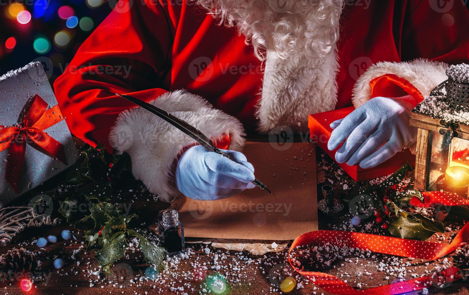 Père Noël claus écrit une lettre bien vœux pour Noël cadeaux photo