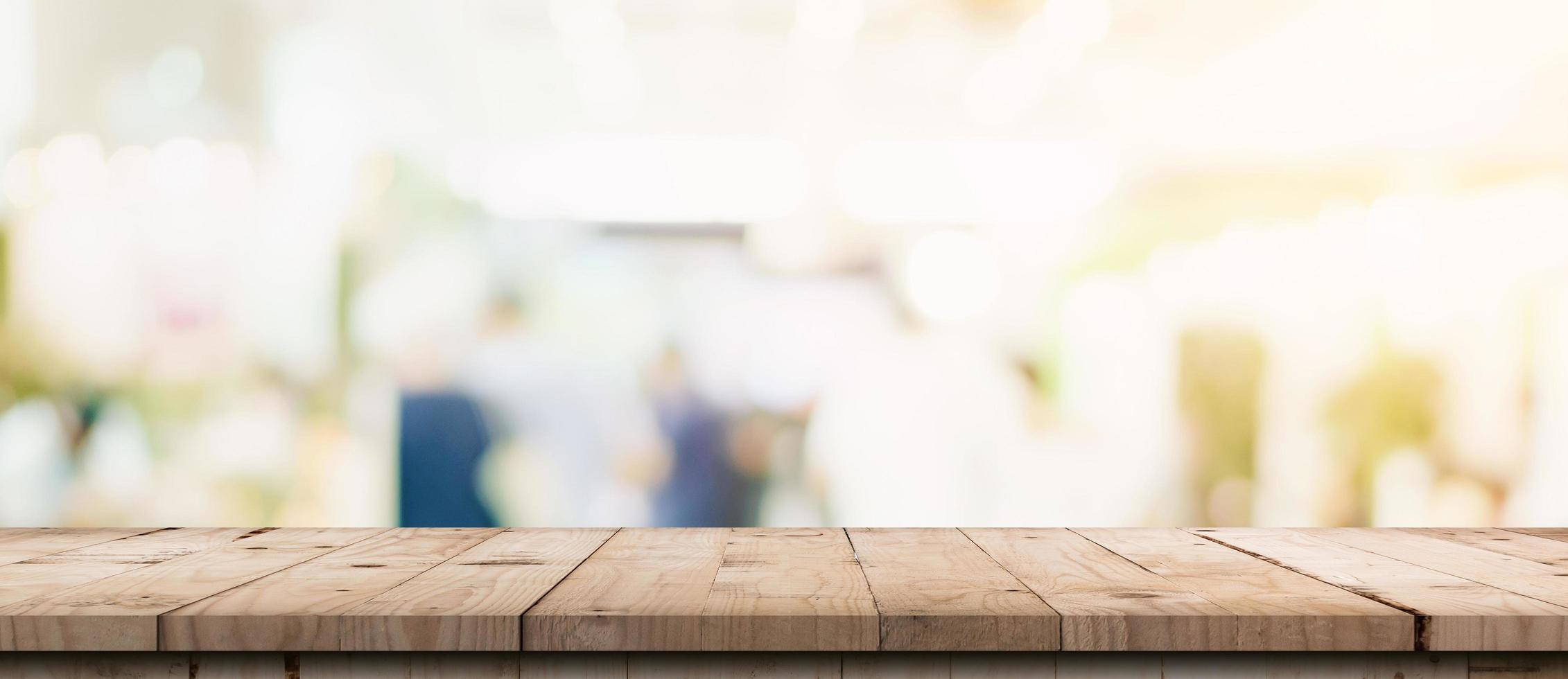 vide bois table et flou lumière table dans achats centre commercial avec bokeh Contexte. produit afficher modèle. photo