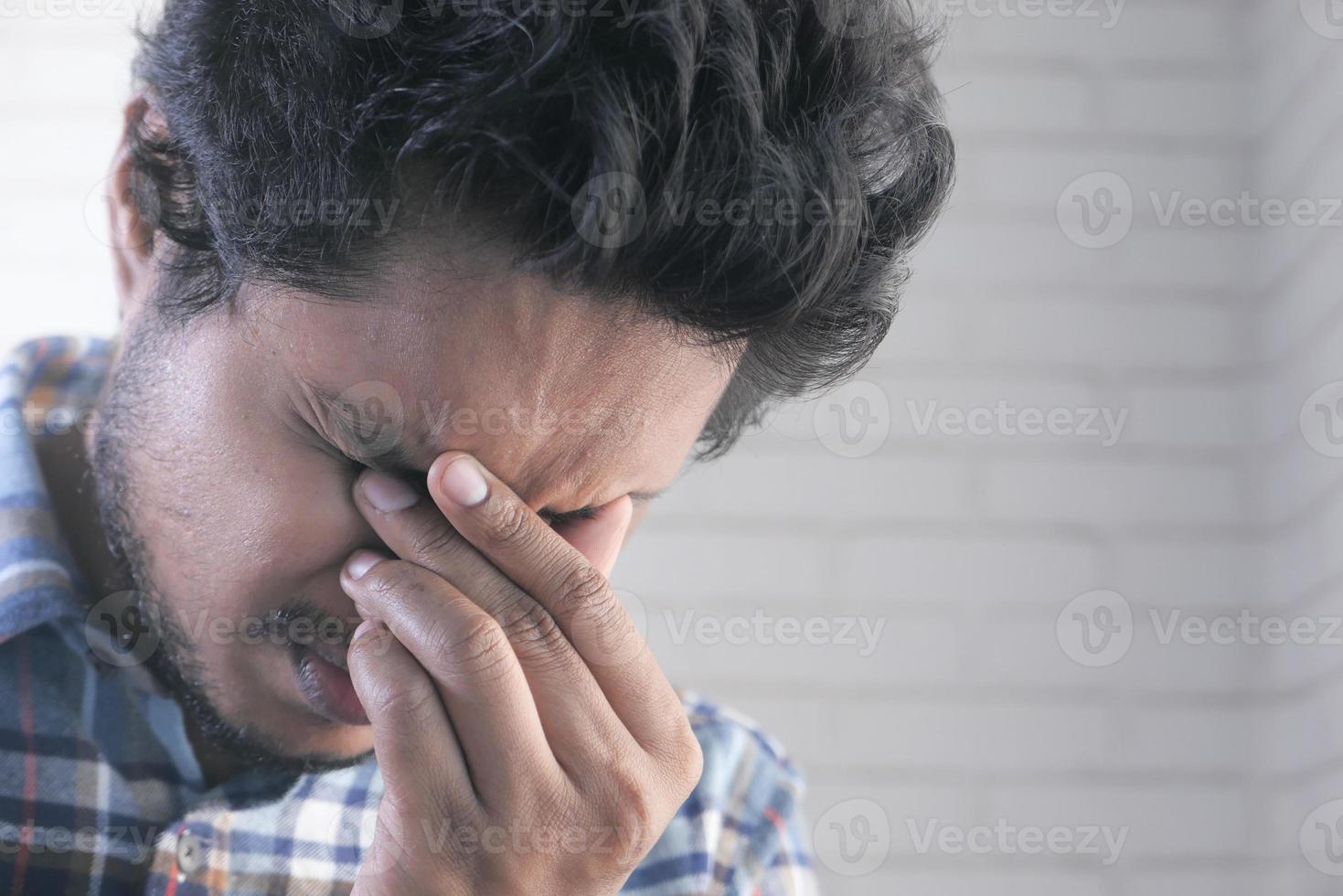 homme souffrant de maux de tête photo