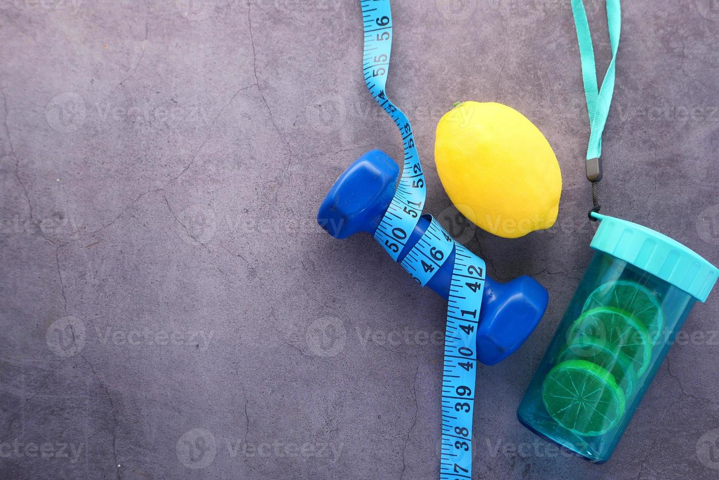 équipement de gym sur fond de béton photo