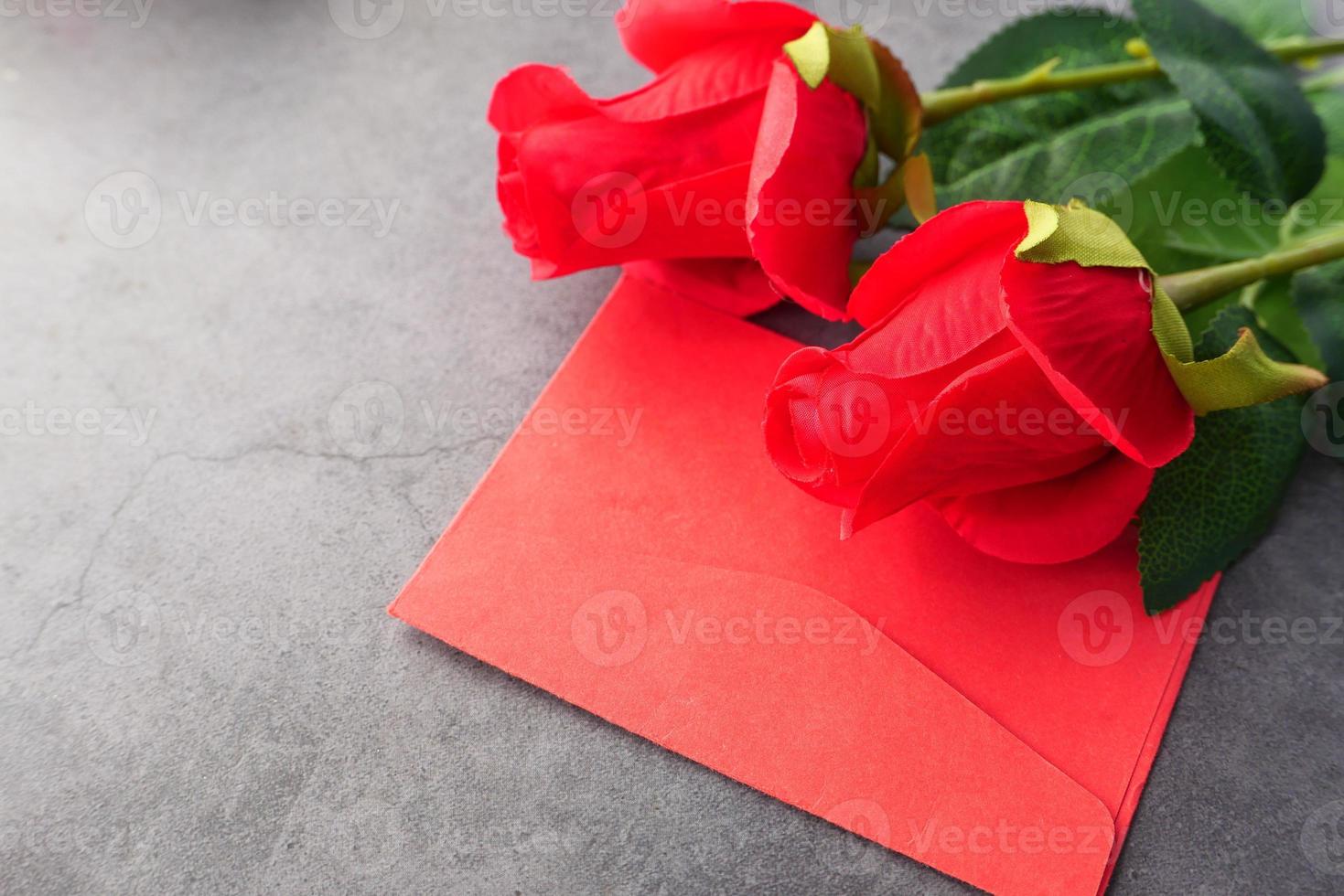 enveloppe rouge et roses rouges photo