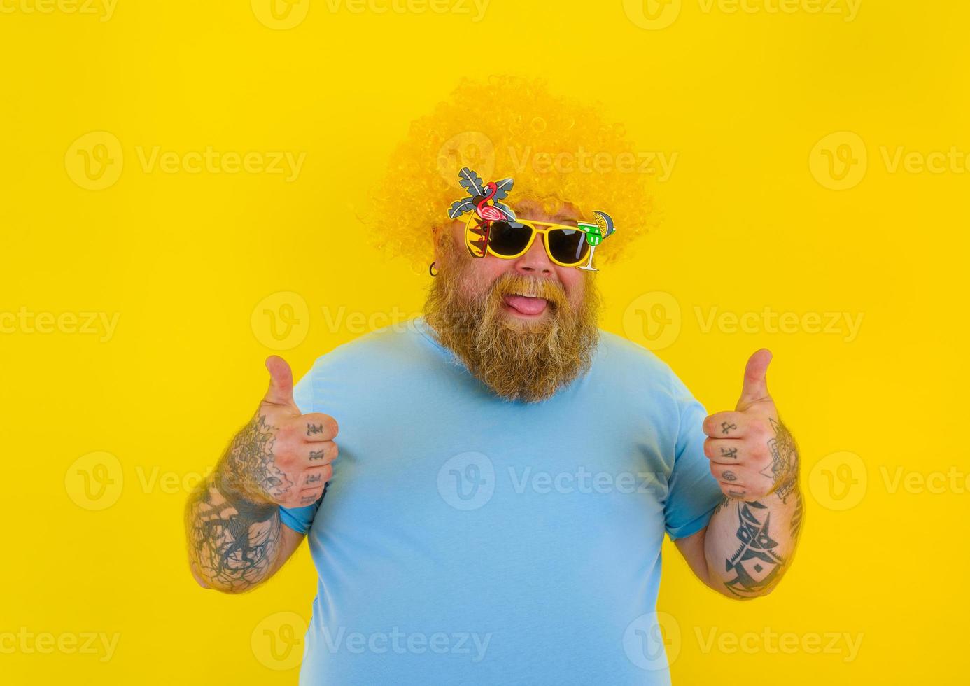 graisse homme avec perruque dans tête et des lunettes de soleil avec D'accord geste photo