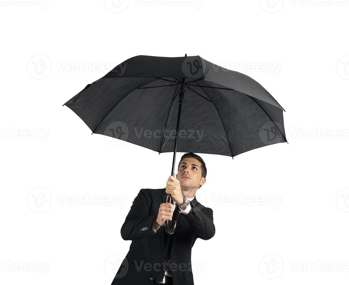 homme d'affaire avec parapluie. concept de crise. isolé sur blanc Contexte photo