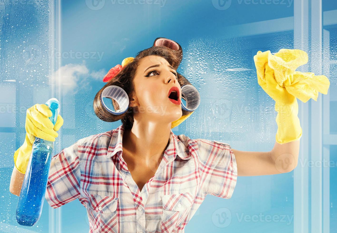 femme au foyer nettoyer verre photo
