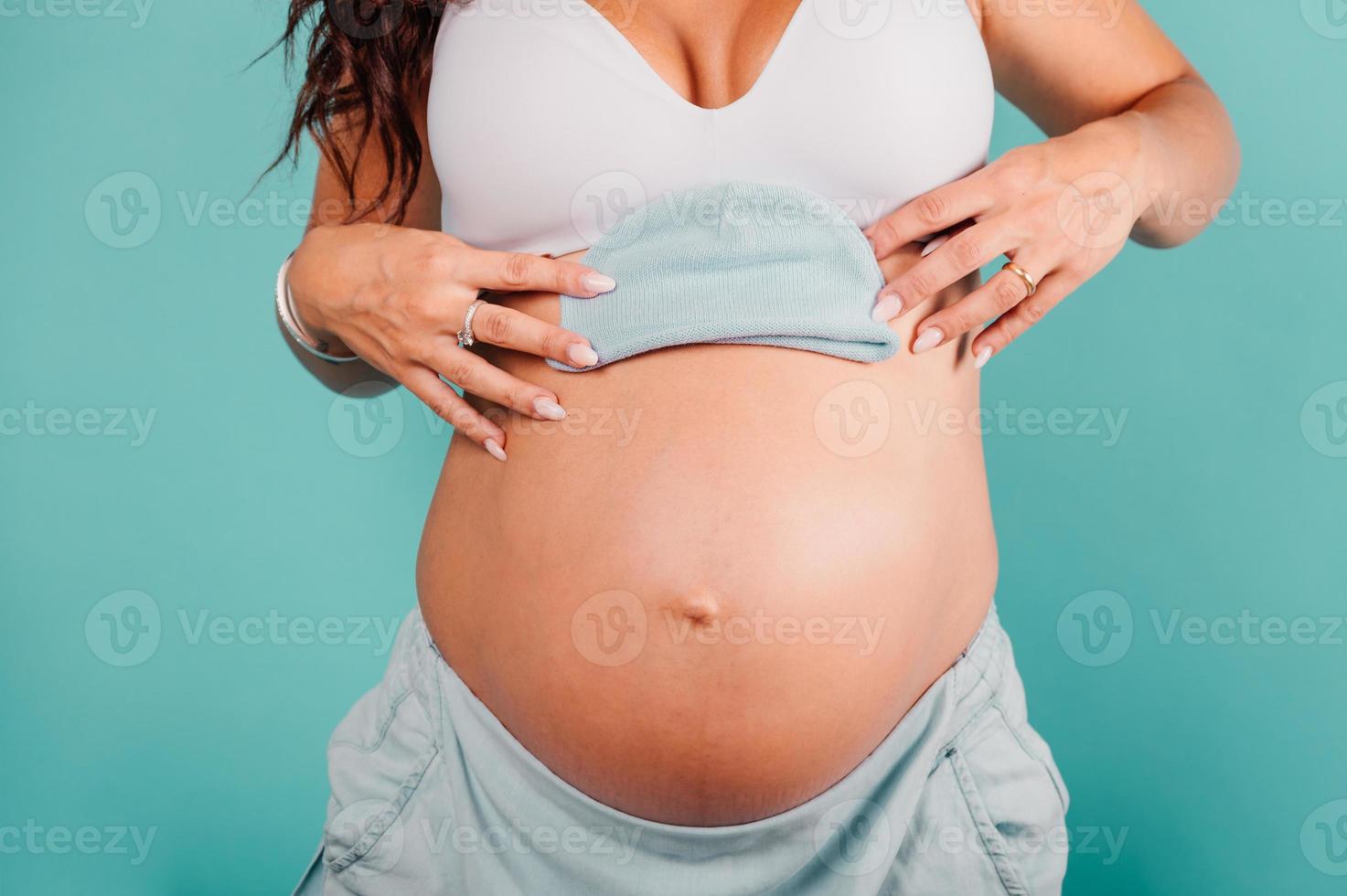Enceinte maman prépare le vêtements pour le bébé photo