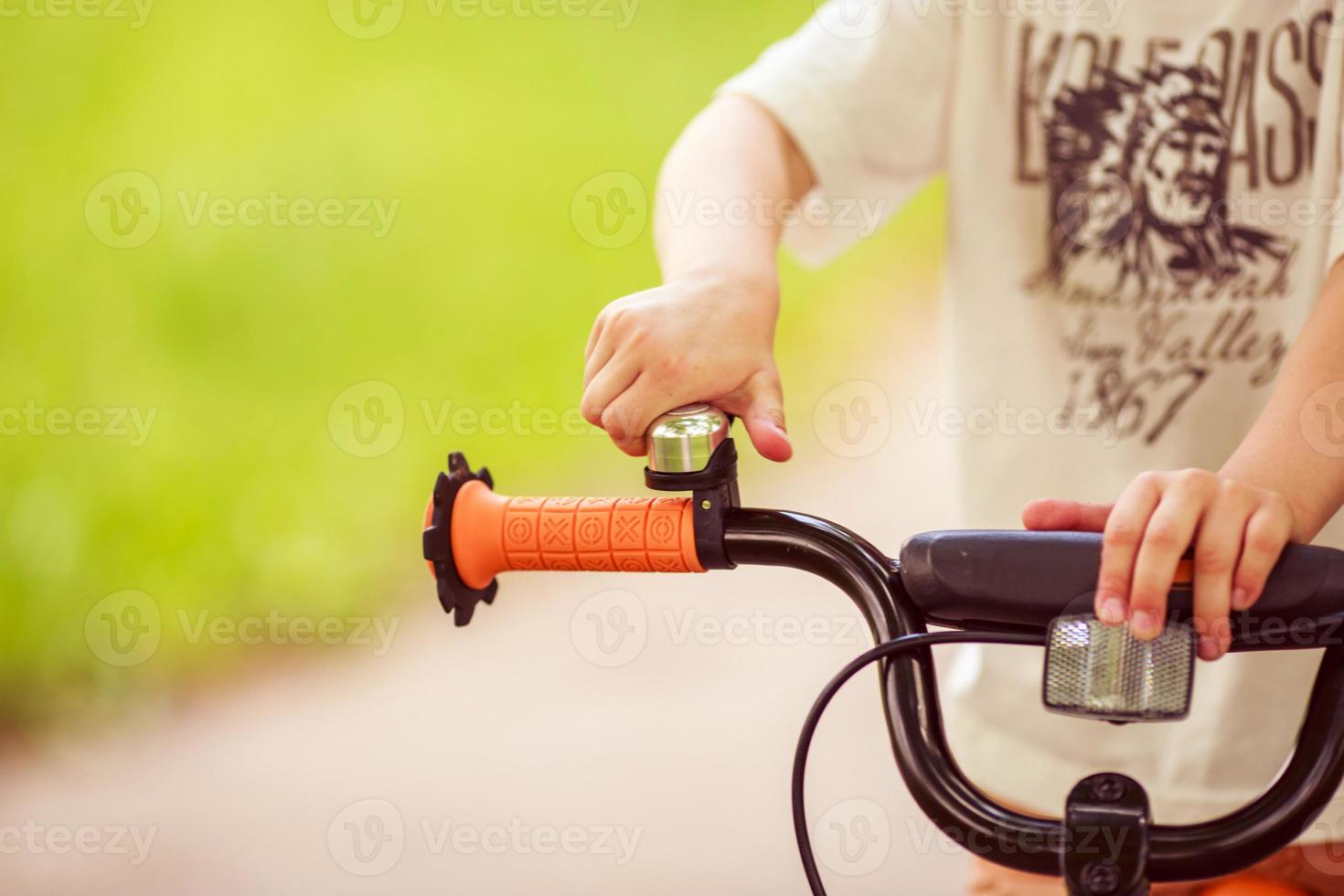 garçon avec une vélo sur le rue photo