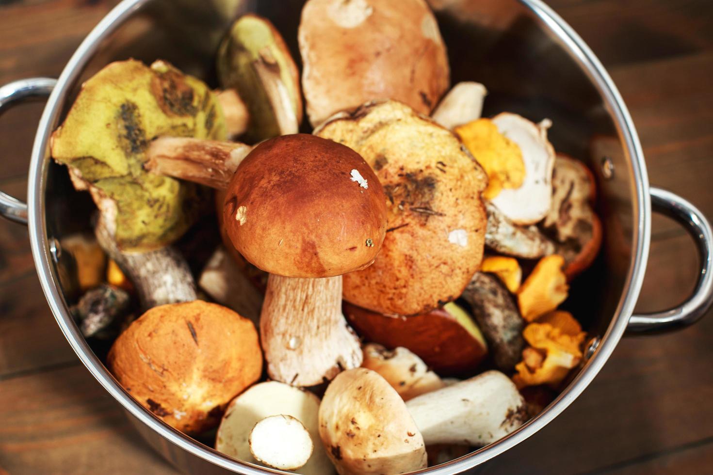 forêt champignons dans une panier sur une en bois Contexte photo