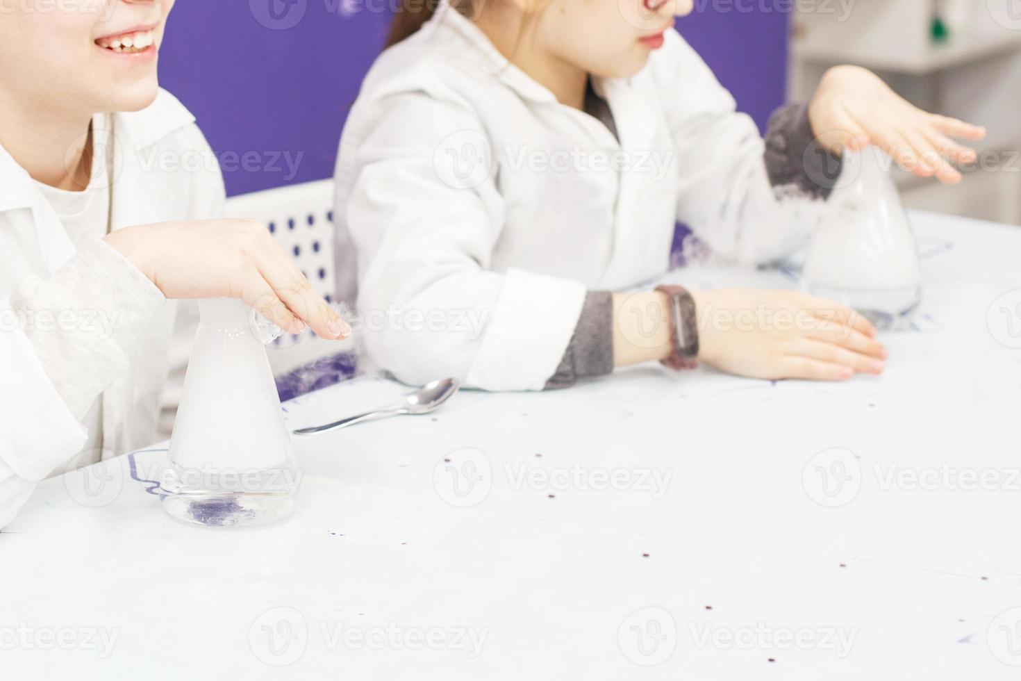 les enfants étude science éducation. chimique laboratoire avec tester tubes pour expériences et multicolore liquides photo