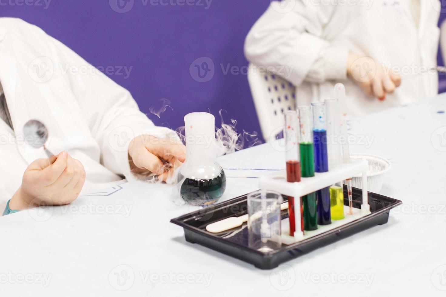 les enfants étude science éducation. chimique laboratoire avec tester tubes pour expériences et multicolore liquides photo