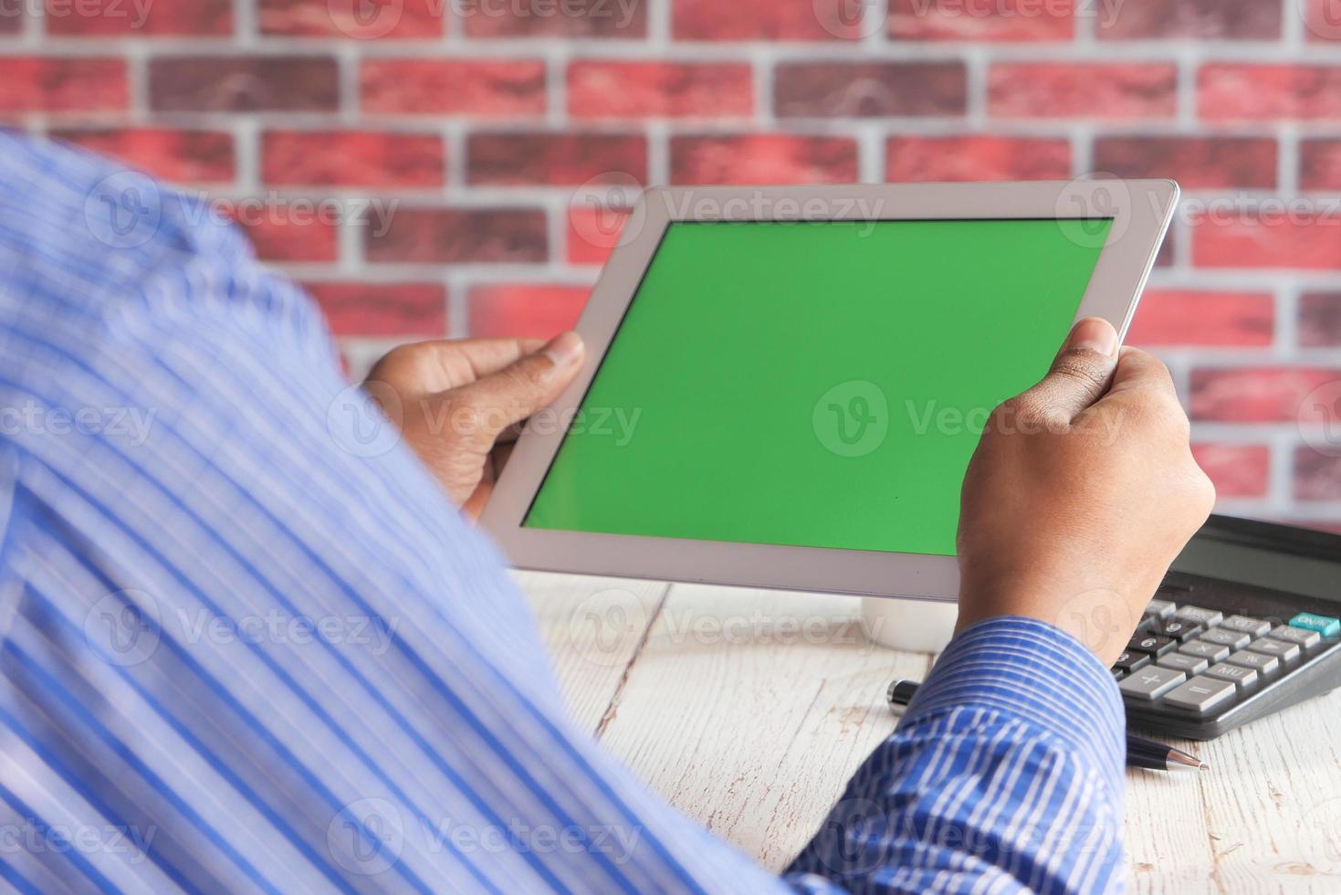 homme utilisant une tablette numérique à un bureau photo