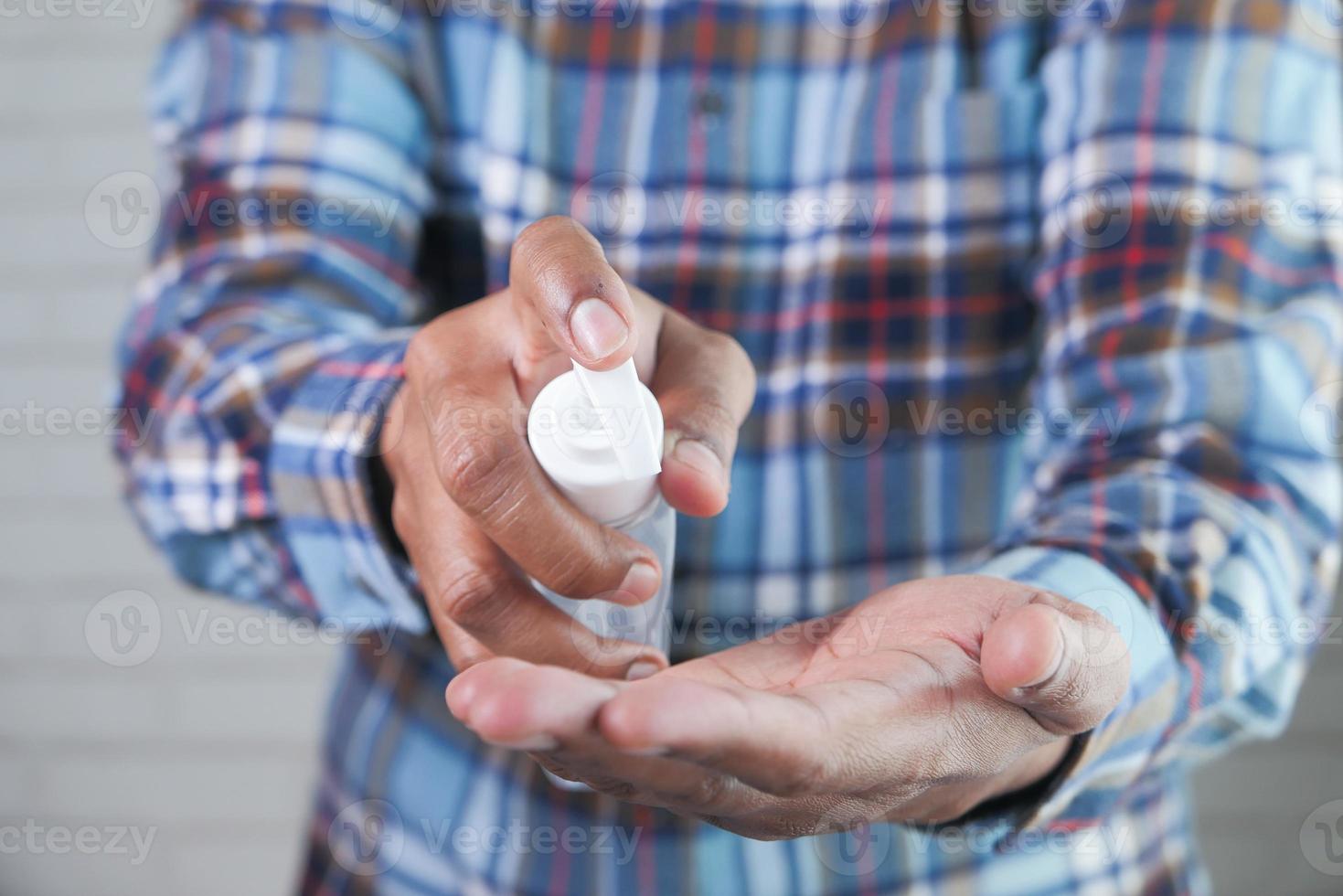 homme utilisant un désinfectant pour les mains photo