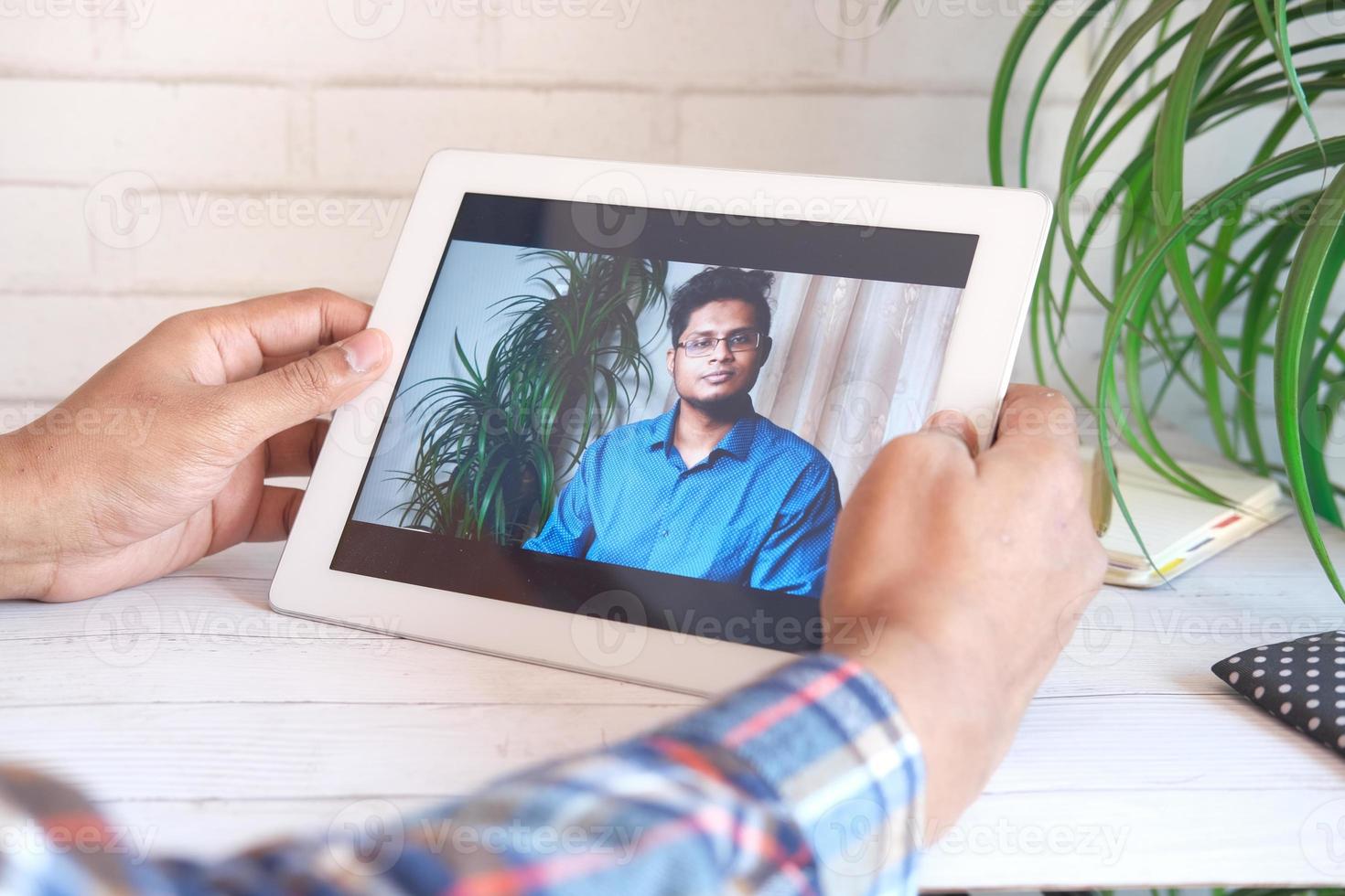 homme regardant une vidéo sur une tablette photo