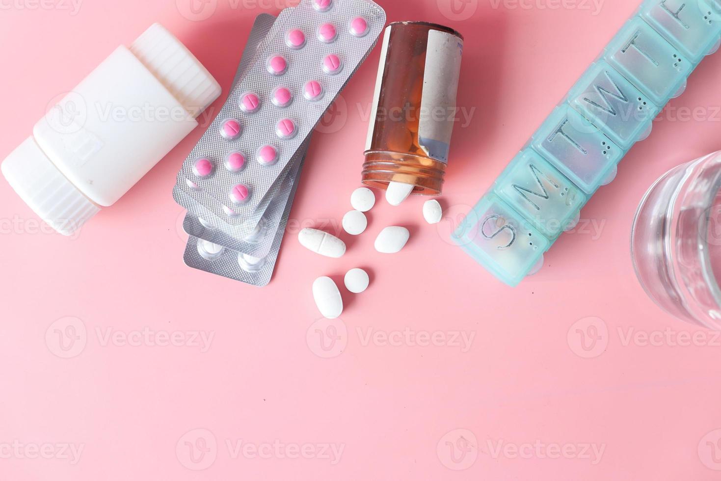 vue de dessus des pilules sur fond rose photo