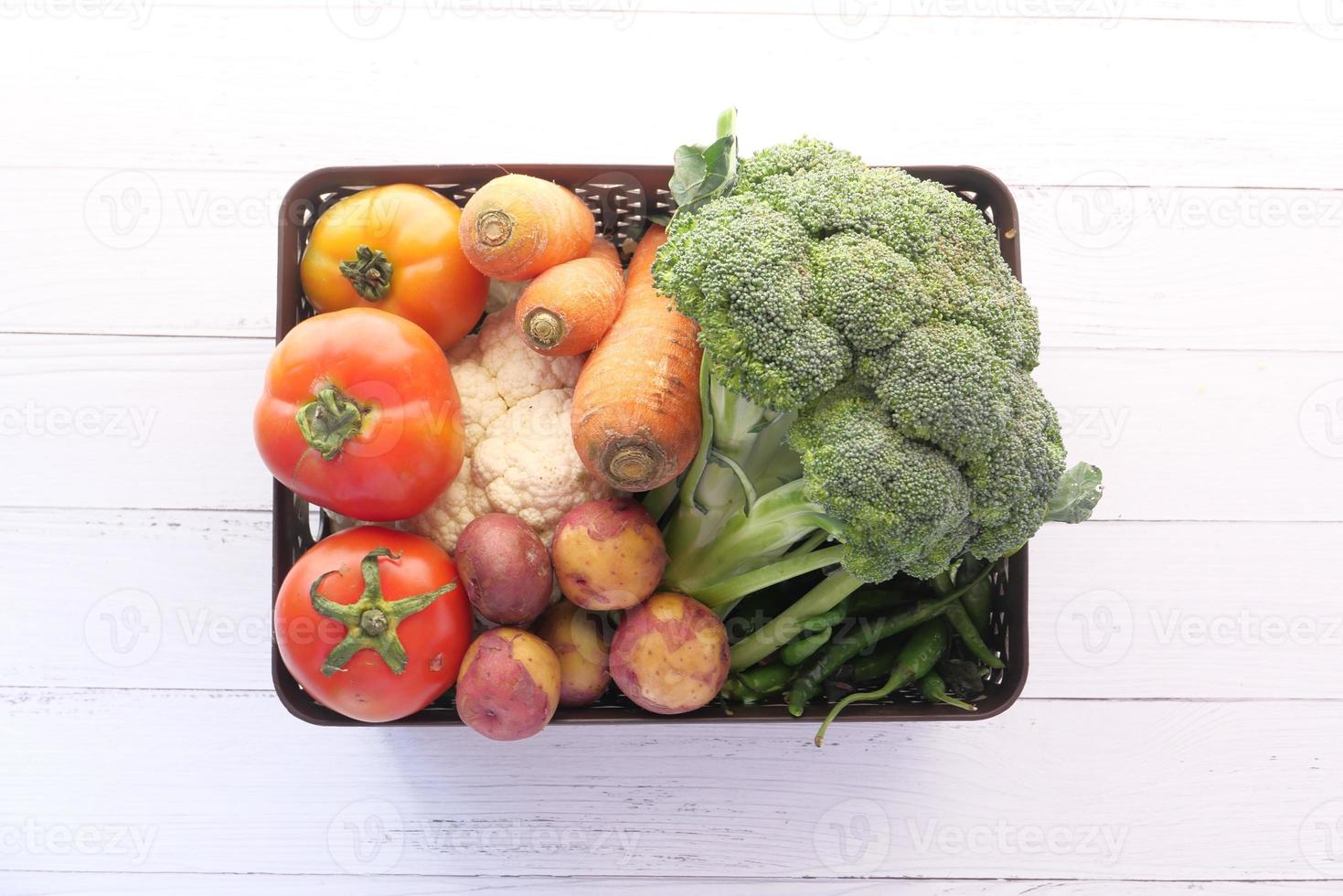 vue de dessus de légumes frais sur table photo