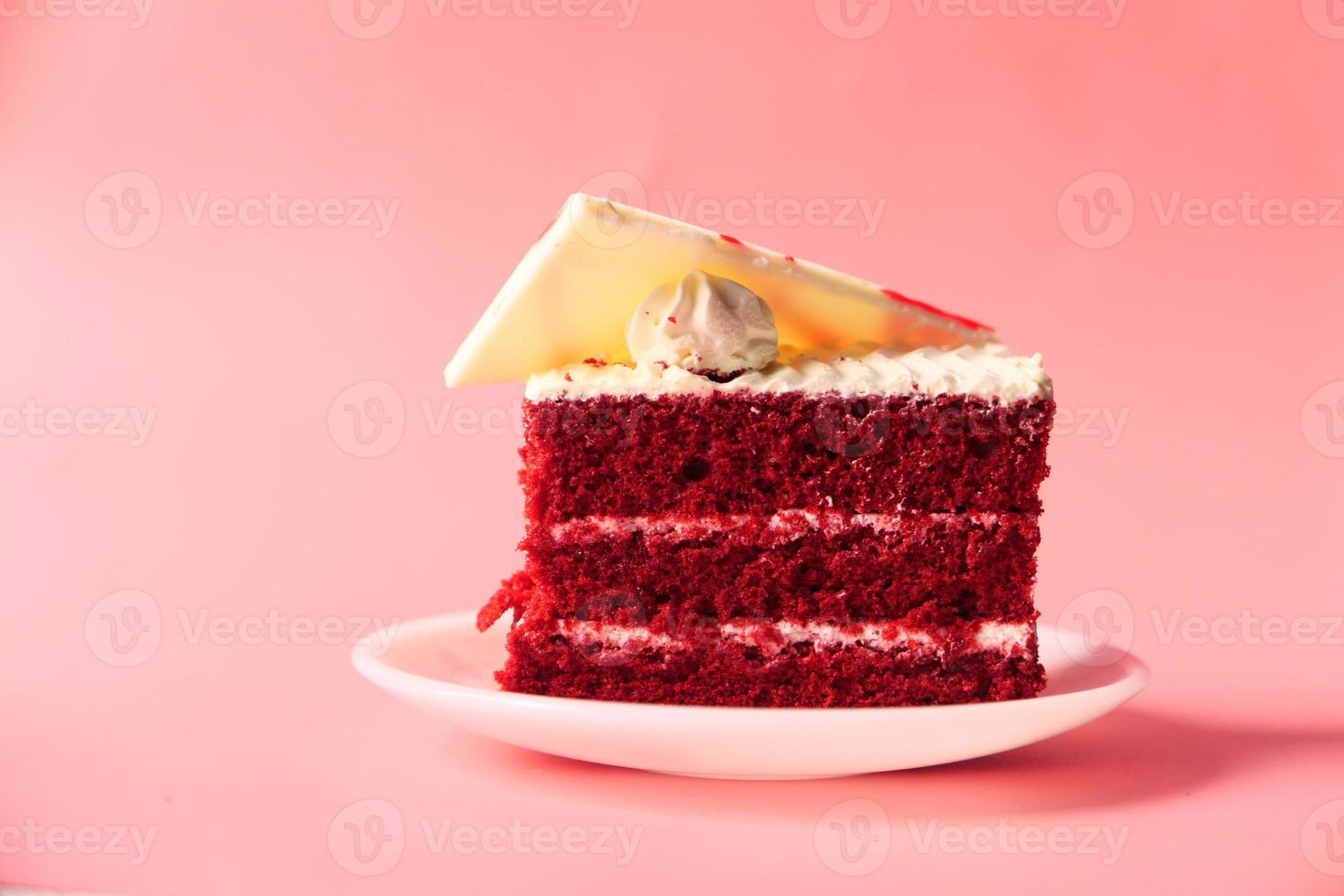 Gâteau de velours rouge sur assiette photo