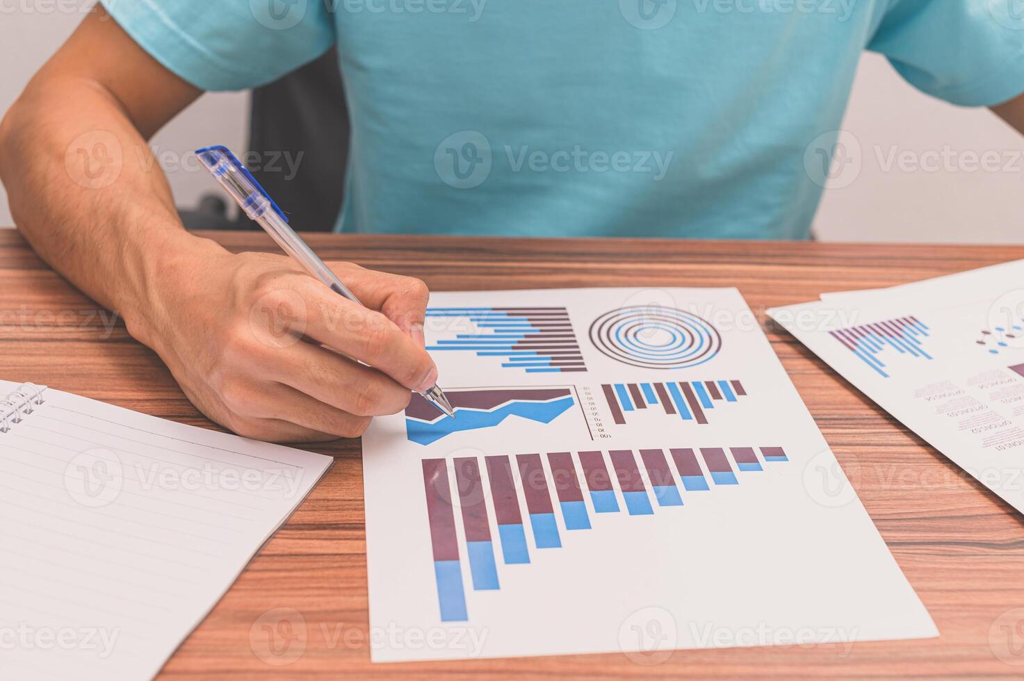 personne prenant une vue sur les graphiques de croissance des entreprises photo