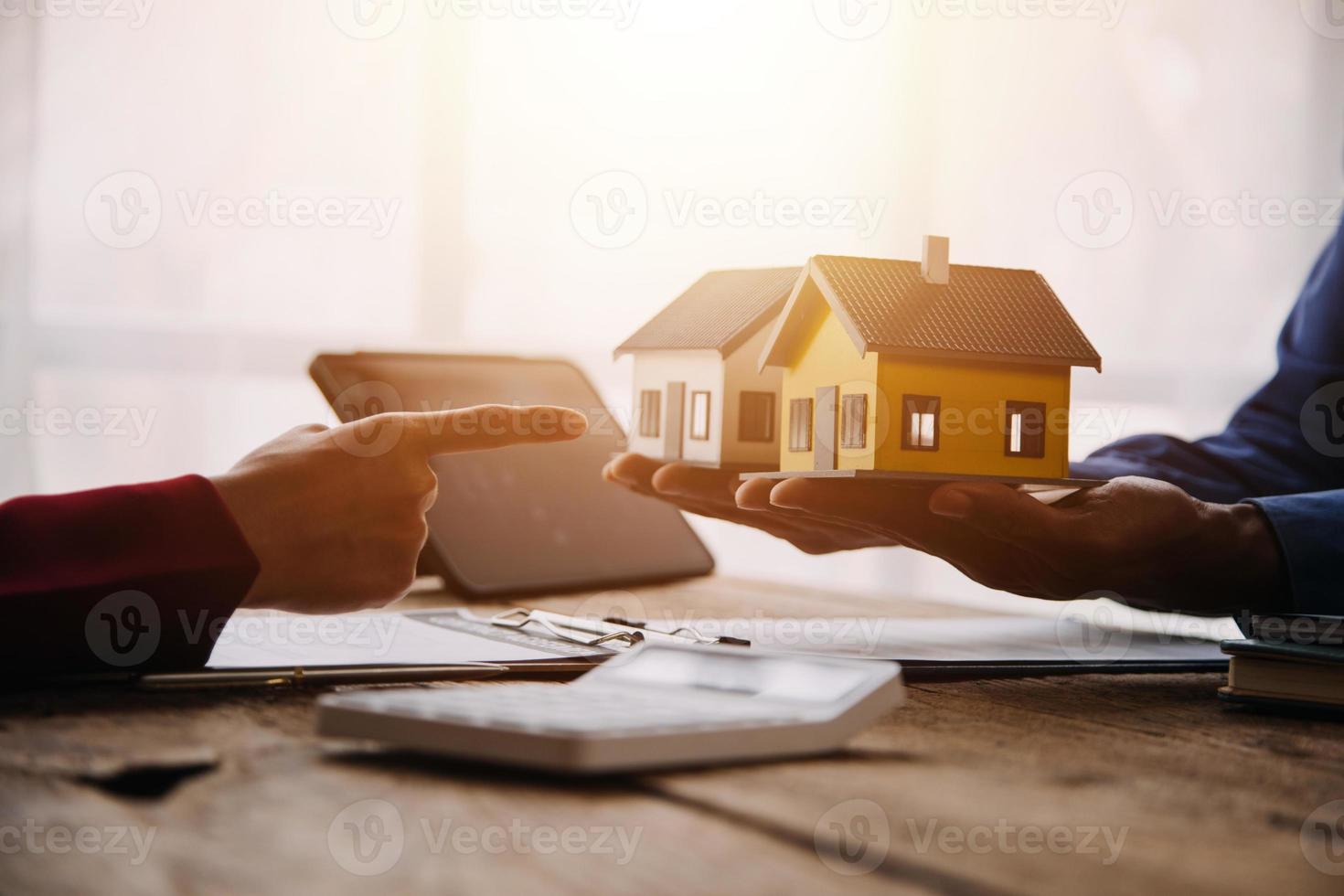 agent de courtage immobilier présentant et consultant le client pour la prise de décision signant un accord de formulaire d'assurance, modèle d'achat et de vente de maison, concernant l'offre de prêt hypothécaire et l'assurance habitation photo