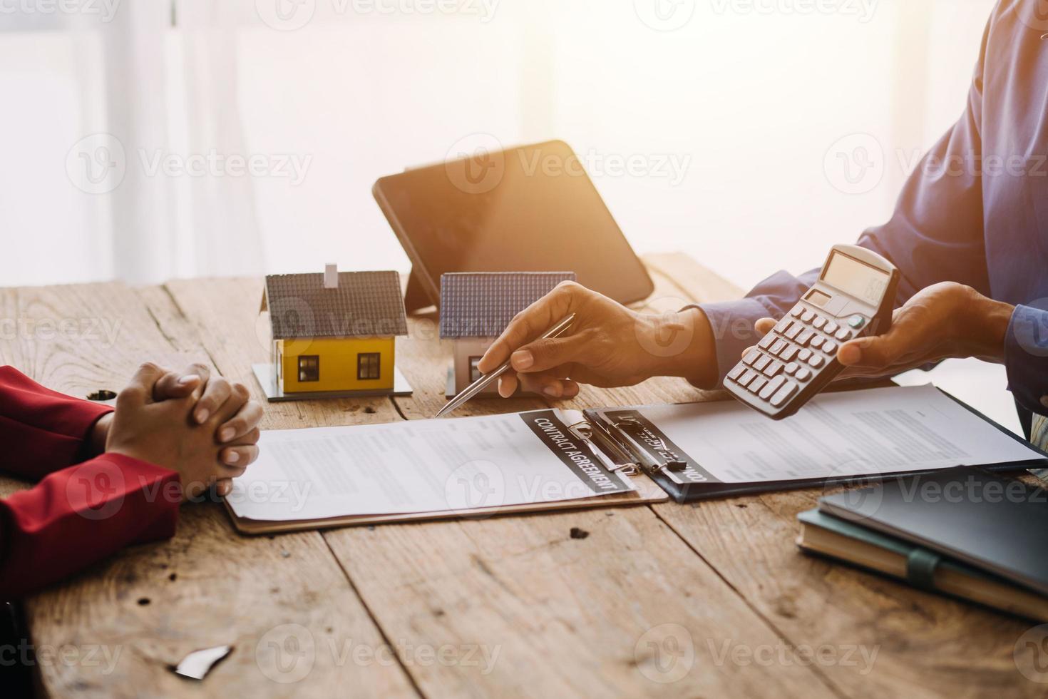 agent de courtage immobilier présentant et consultant le client pour la prise de décision signant un accord de formulaire d'assurance, modèle d'achat et de vente de maison, concernant l'offre de prêt hypothécaire et l'assurance habitation photo