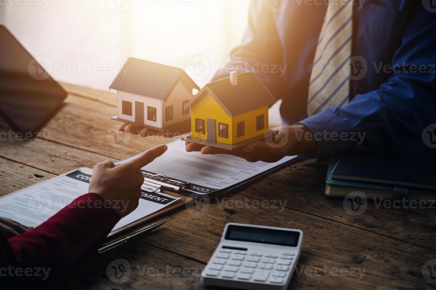 agent de courtage immobilier présentant et consultant le client pour la prise de décision signant un accord de formulaire d'assurance, modèle d'achat et de vente de maison, concernant l'offre de prêt hypothécaire et l'assurance habitation photo