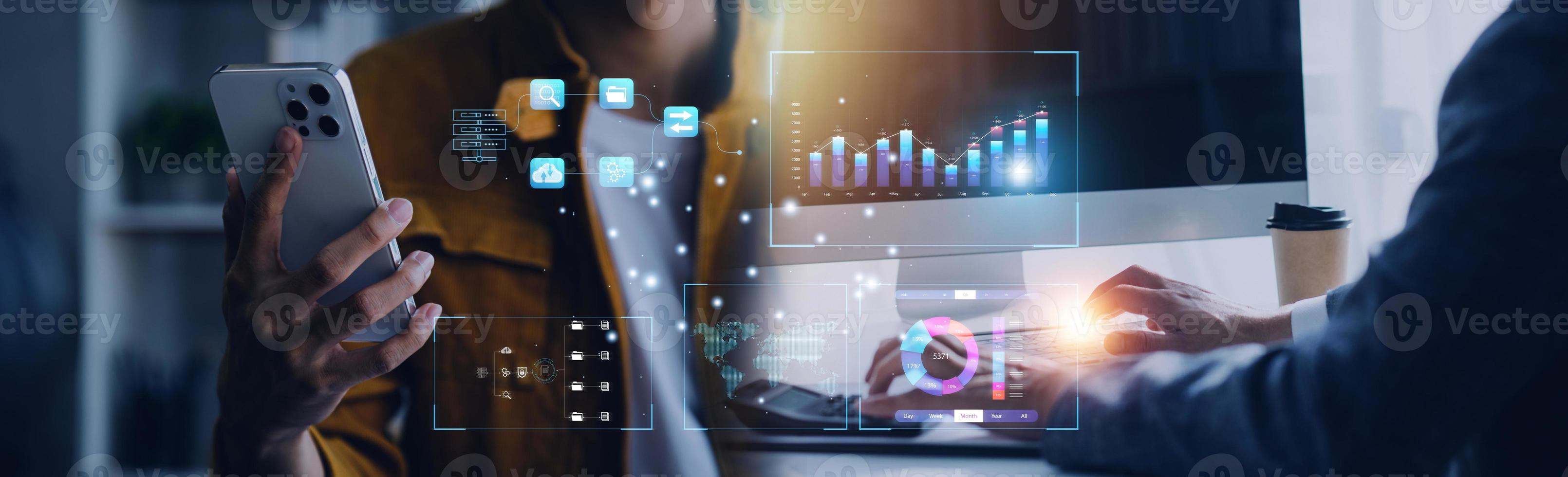 analyste travaillant avec un système d'analyse commerciale et de gestion de données sur ordinateur, créer un rapport avec des kpi et des métriques connectés à la base de données. stratégie d'entreprise pour les finances, les opérations, les ventes, le marketing. photo