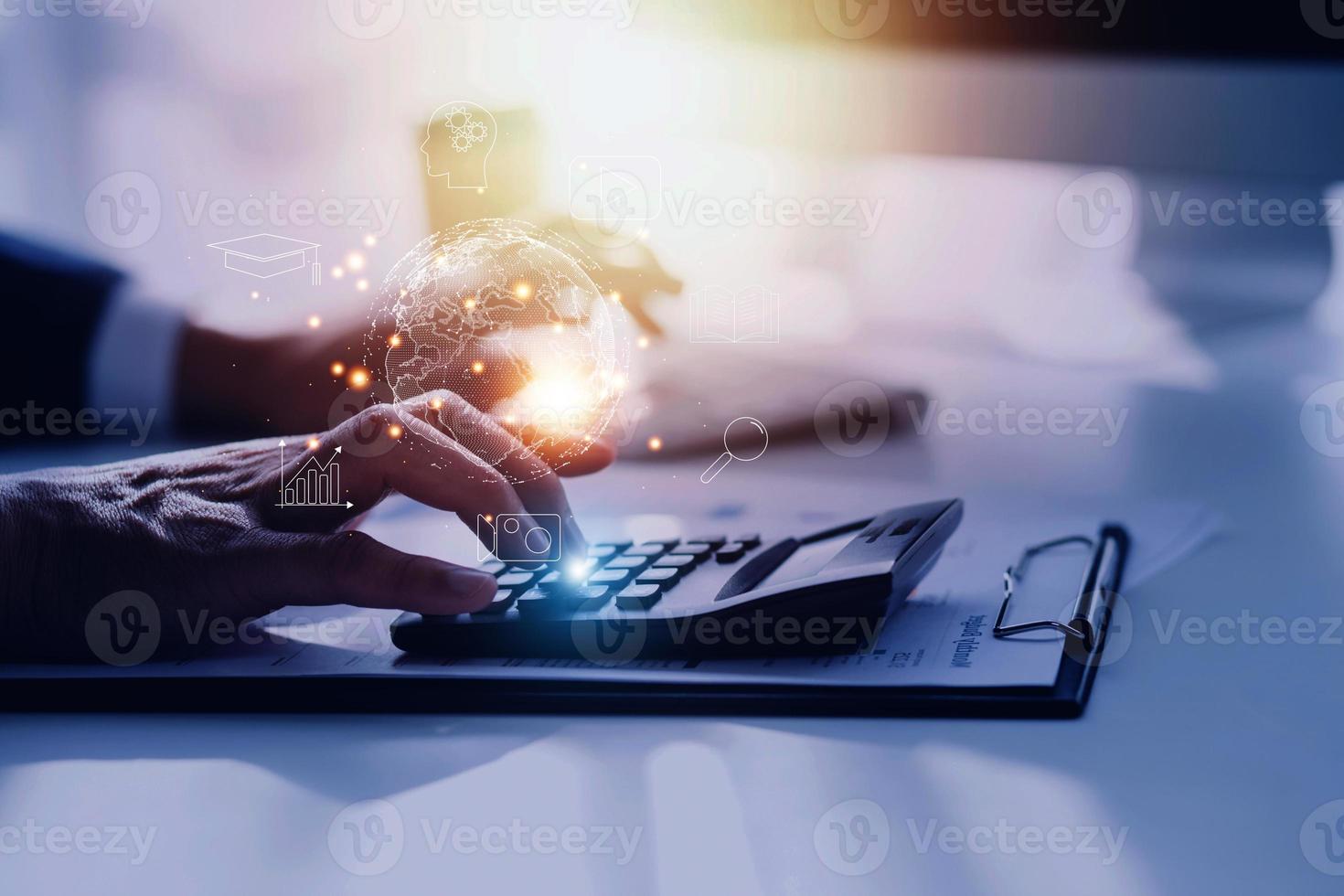 homme portant vr des lunettes et accéder le La technologie l'Internet, multimédia, espace de rangement réseau lien concept et une grand base de données gros Les données par l'Internet technologie. photo