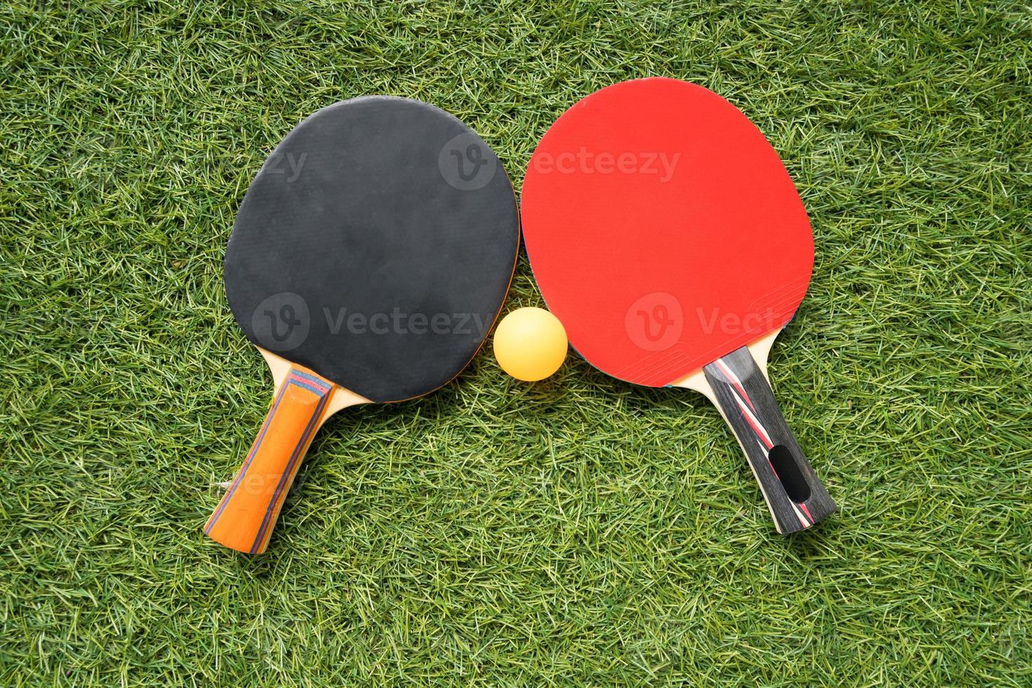raquette et balle de tennis de table photo