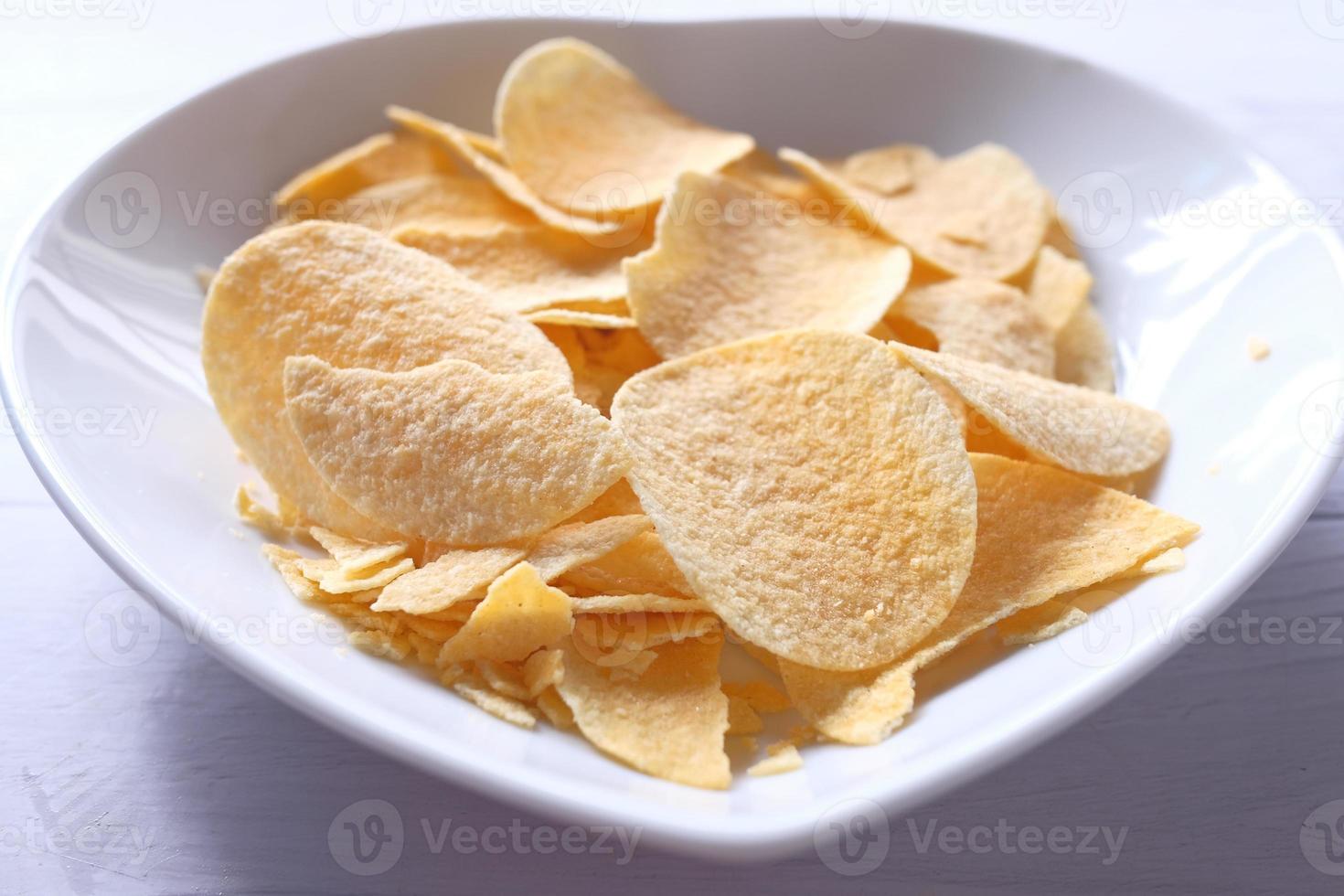 chips de pomme de terre dans un bol blanc photo