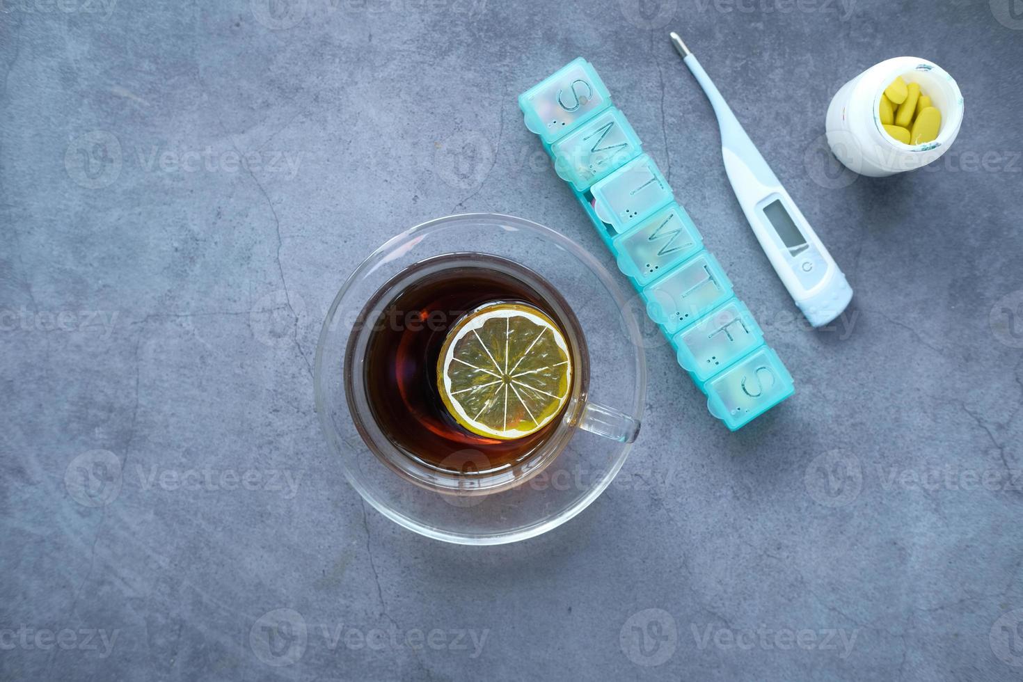 thé au citron, thermomètre et pilules photo