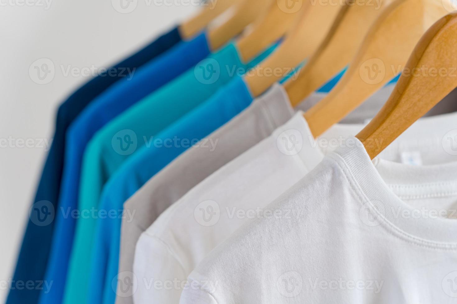 gros plan de t-shirts sur cintres, fond de vêtements photo