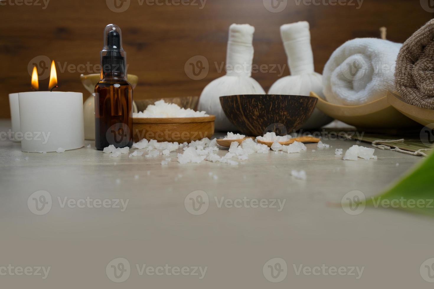 composition de traitement spa sur table en bois photo