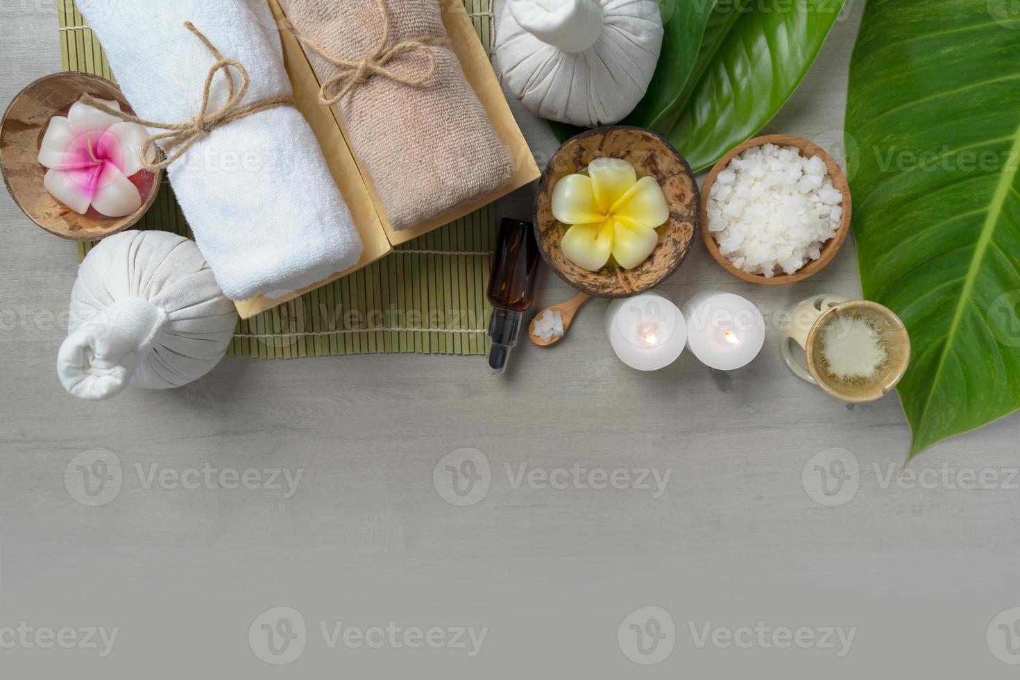 vue de dessus, composition de traitement spa sur table en bois photo