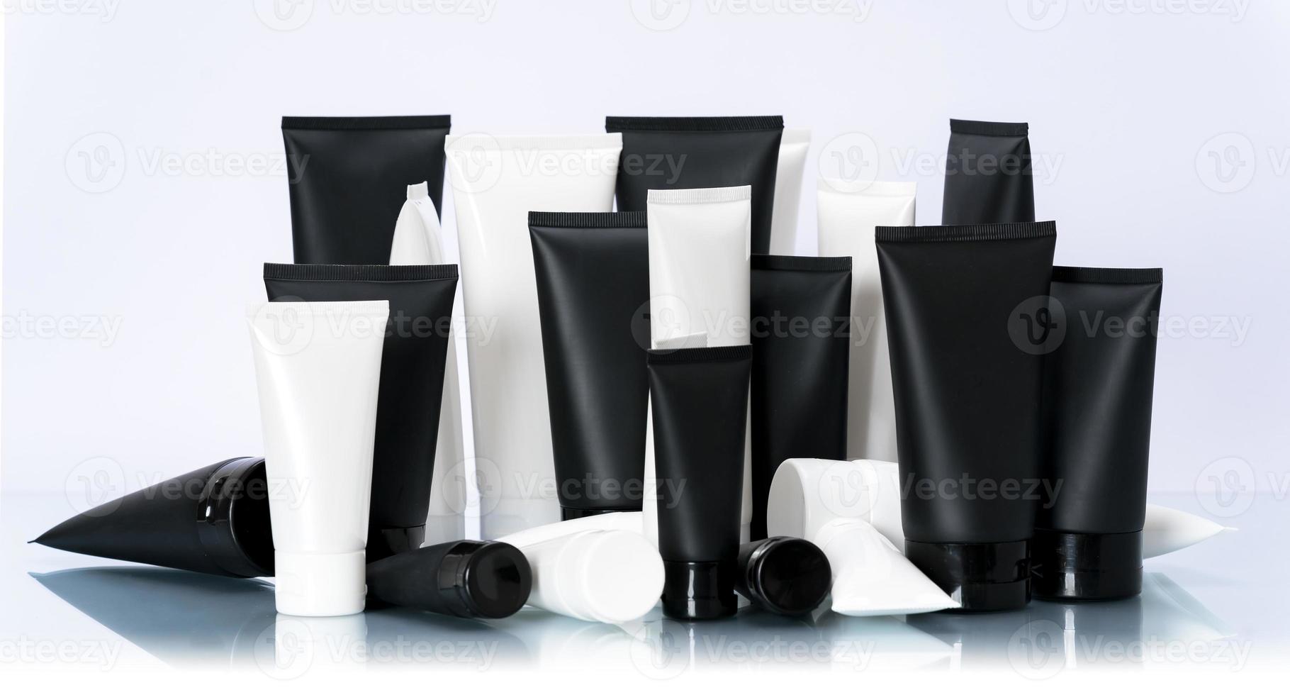 Ensemble de maquette de tube cosmétique blanc et noir sur fond blanc photo