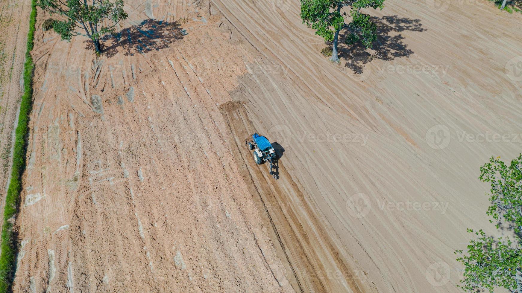 Vue de dessus des véhicules tracteurs agricoles travaillant au champ photo