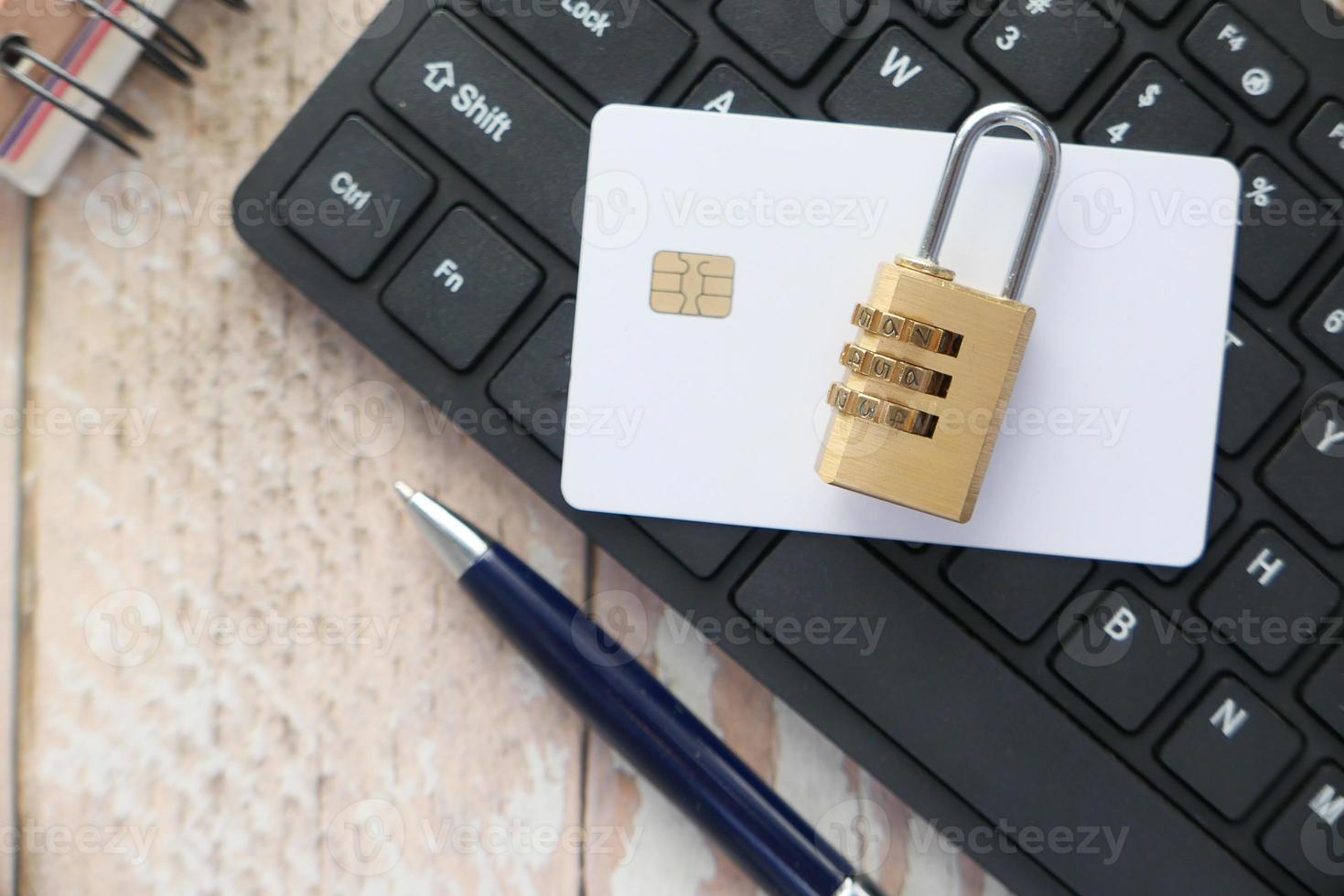 cadenas avec carte de crédit sur le clavier photo